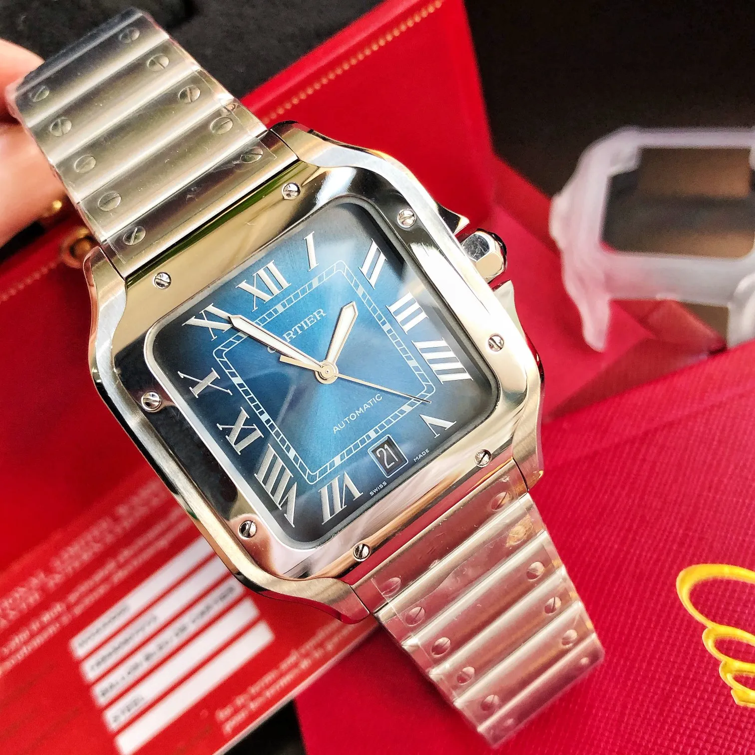 【High-end replica】💰1300! 【Customized all-in-one machine】💰1900! 【Top Replica】💰Private chat! The Cartier Santos de Cartier watch can be said to be the world's first real watch. It has a history of a hundred years. In 1904, Cartier launched a watch that could be worn on the wrist and named it after his close friend Santos. This is the origin of the Santos watch. The so-called "watches" at that time were just some "expedient" watches, which were pocket watches tied to the wrist, with the crown still at 12 o'clock! Santos' pioneering design places the crown at 3 o'clock and inlays a natural spinel on the crown. The blue light has captured the hearts of countless consumers to this day. What I bring to you today is the latest upgraded version of Santos in 2018. It has a new technology upgraded quick-release device. You can remove and remove the strap with just a tap of your bare hands without any tools. The patented technology is unique. It has a 40mm watch diameter, equipped with an imported movement, sapphire mirror, and 100m waterproof. The pictures were taken as top replica real shots!