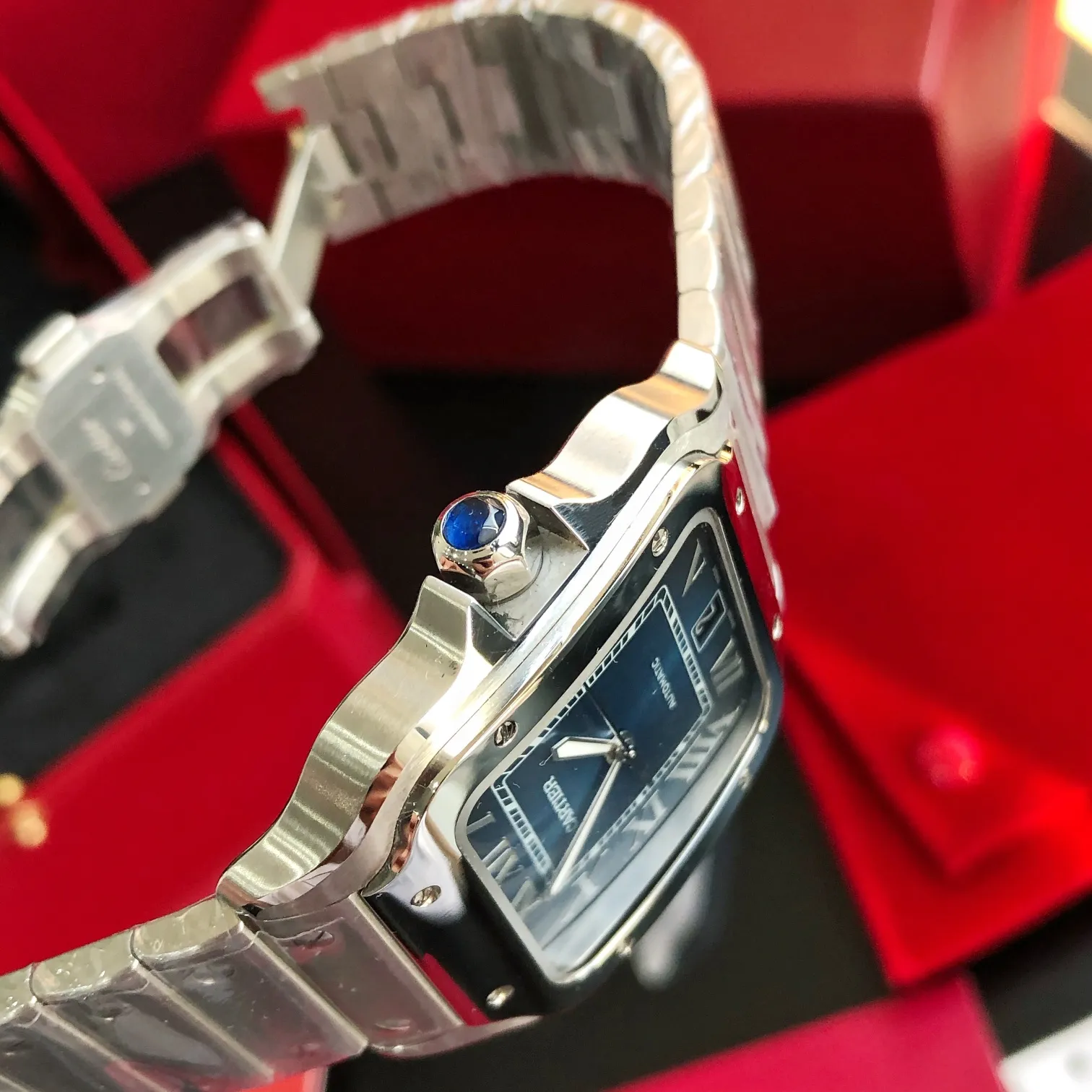 【High-end replica】💰1300! 【Customized all-in-one machine】💰1900! 【Top Replica】💰Private chat! The Cartier Santos de Cartier watch can be said to be the world's first real watch. It has a history of a hundred years. In 1904, Cartier launched a watch that could be worn on the wrist and named it after his close friend Santos. This is the origin of the Santos watch. The so-called "watches" at that time were just some "expedient" watches, which were pocket watches tied to the wrist, with the crown still at 12 o'clock! Santos' pioneering design places the crown at 3 o'clock and inlays a natural spinel on the crown. The blue light has captured the hearts of countless consumers to this day. What I bring to you today is the latest upgraded version of Santos in 2018. It has a new technology upgraded quick-release device. You can remove and remove the strap with just a tap of your bare hands without any tools. The patented technology is unique. It has a 40mm watch diameter, equipped with an imported movement, sapphire mirror, and 100m waterproof. The pictures were taken as top replica real shots!