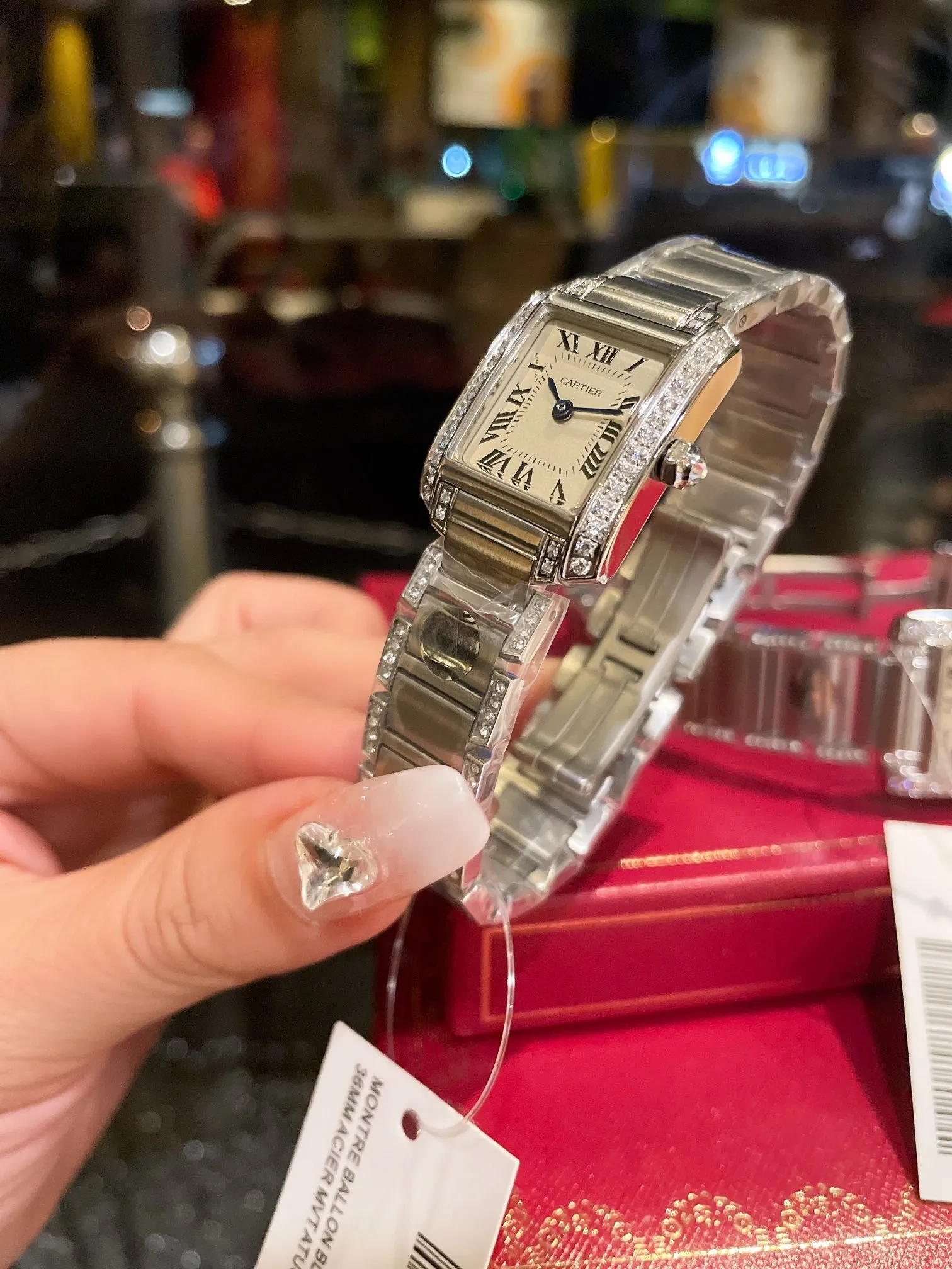 【High-end replica】💰1500! The French Tank series launched by Cartier in 1996, the case and strap are integrated into one design, making it the ultimate development of Cartier watch design. The jagged strap joints of its metal strap vividly represent the feeling of tank tracks, making this tank-inspired watch even more worthy of its name. The watch is exquisite and compact, very suitable for professional women to wear. French tank size: Small 25×20mm Medium 30×25mm
