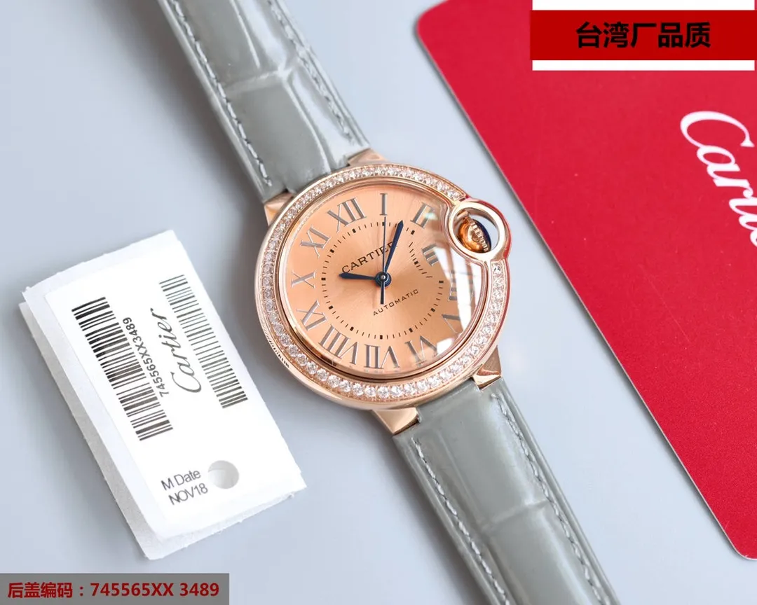 Taiwan factory blue balloon V12 version, 33 Seiko Japanese machine, (look for the bottom cover code 745565xx3489), this series of watches is famous for its delicate style and elegant style in the Cartier watchmaking industry. Of course, this watch must have such characteristics. The color of the stainless steel case makes the watch as light as a balloon, and the blue crown seems to have disobediently deviated from the original planned trajectory, like a playful couple. The Roman numerals on the dial look retro and deep, decorated with guilloche patterns and sword-shaped hands. The entire watch gives people a delicate and considerate feel. Isn’t this what couples need? Built-in: Japan's Citizen fully automatic machine, also with Swiss quartz, water drop (fish eye bubble) sapphire glass mirror, highly waterproof, burnt steel blue pointer color, curvature shape of the crown