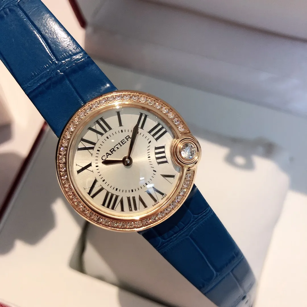 【High-end replica】💰1240! The most whitening balloon Cartier Ballon Blanc de Cartier series! Size 30mm! Counter genuine synchronized version! I fell in love with the white balloon at first sight! "Haze Gray" is super white! The biggest difference between the white balloon and the blue balloon is that there is a rhombus diamond in the fourth position! The low-key leather strap complements the luster of the electroplated 18k rose gold dial! The latest styles from the counter will not be as popular as blue balloons! (1)Swiss Ronda quartz movement➕(2)With fisheye sapphire mirror glass, the crown at 4 o'clock is set with a 0.14 carat diamond! The color perfectly restores the real diamond! Rhombus-shaped diamonds are different from ordinary zircons on the market! (3) Silver Roman font, not blue! The grilled blue needle hands have also been changed to rose gold! (4) We also spend a lot of money on the watch strap to achieve genuine 1:1 quality and match it with Italian cowhide.