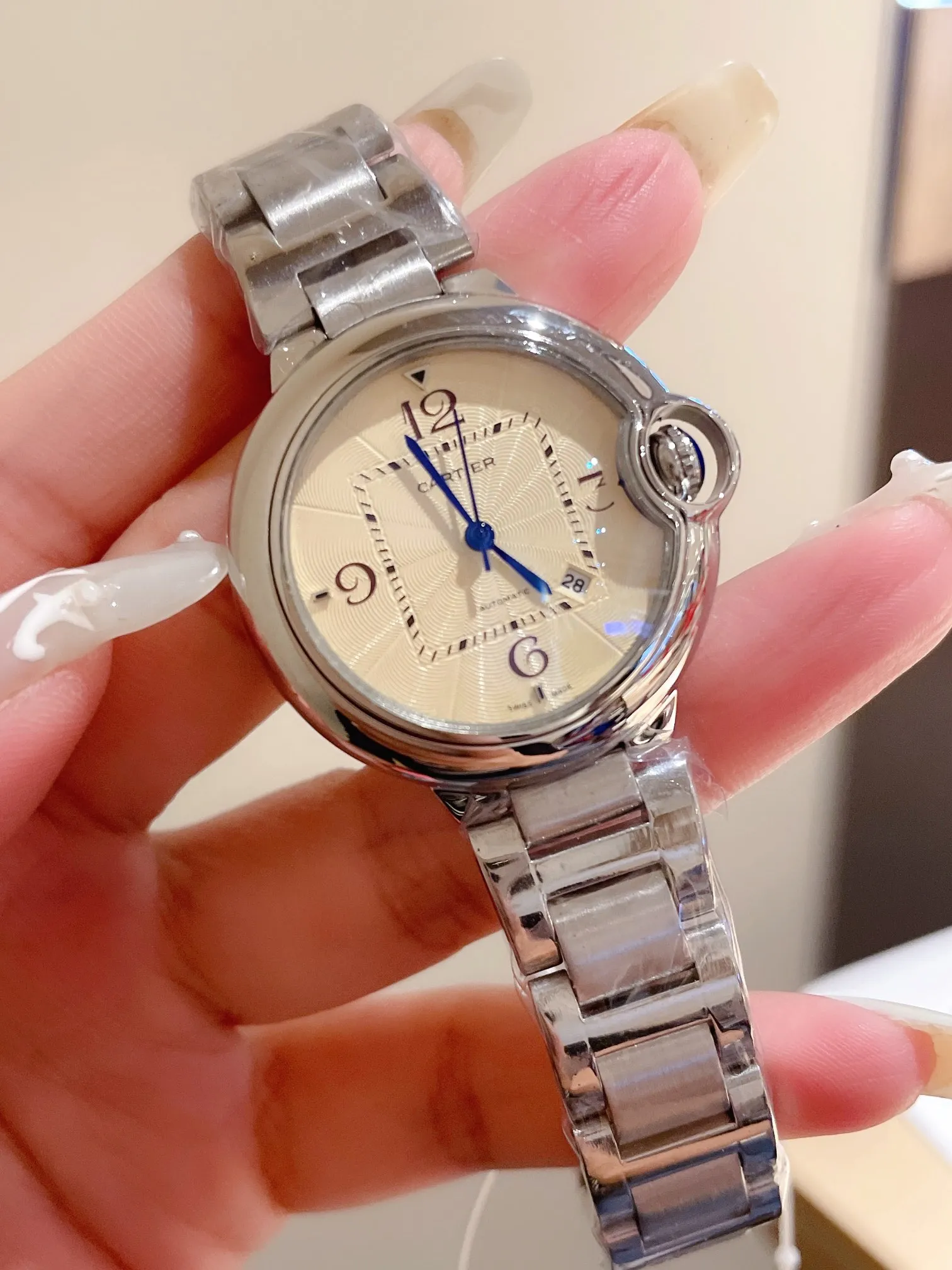 【High-end replica】💰1120! The Ballon Bleu de Cartier luxury watch series, with a versatile size of 33mm, is simple and unique in taste. It abandons the complicated and gorgeous decorations that are popular in modern times, reinterprets beauty with simplicity, and creates exclusive high quality. The dial is made of Swarovski crystal diamonds. The elegant, refined and noble temperament is fully displayed. The new crocodile pattern cowhide is more suitable for this summer. It is suitable for various high-end gathering occasions and is the best choice for matching with various sweaters and furs~~