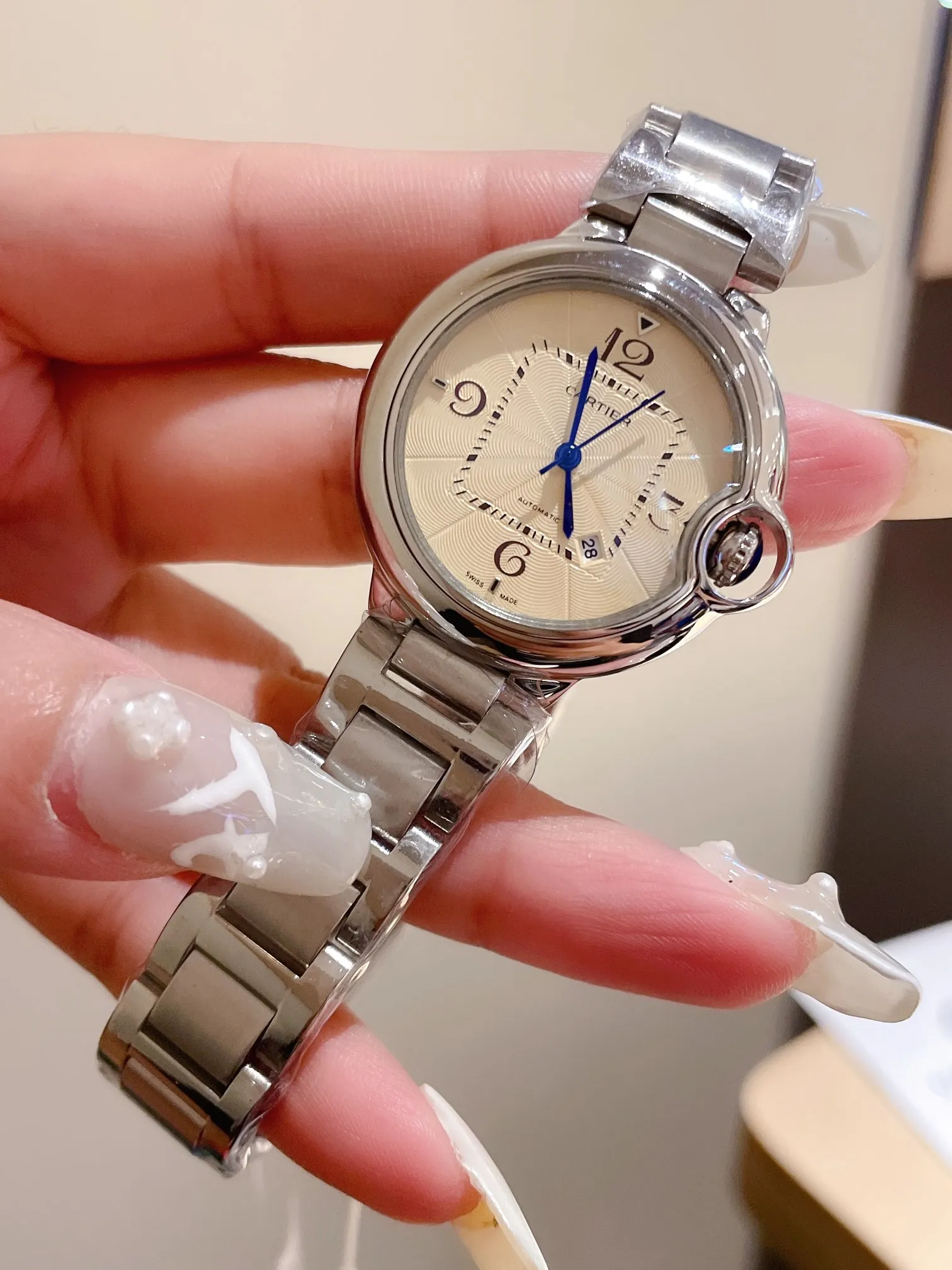 【High-end replica】💰1120! The Ballon Bleu de Cartier luxury watch series, with a versatile size of 33mm, is simple and unique in taste. It abandons the complicated and gorgeous decorations that are popular in modern times, reinterprets beauty with simplicity, and creates exclusive high quality. The dial is made of Swarovski crystal diamonds. The elegant, refined and noble temperament is fully displayed. The new crocodile pattern cowhide is more suitable for this summer. It is suitable for various high-end gathering occasions and is the best choice for matching with various sweaters and furs~~
