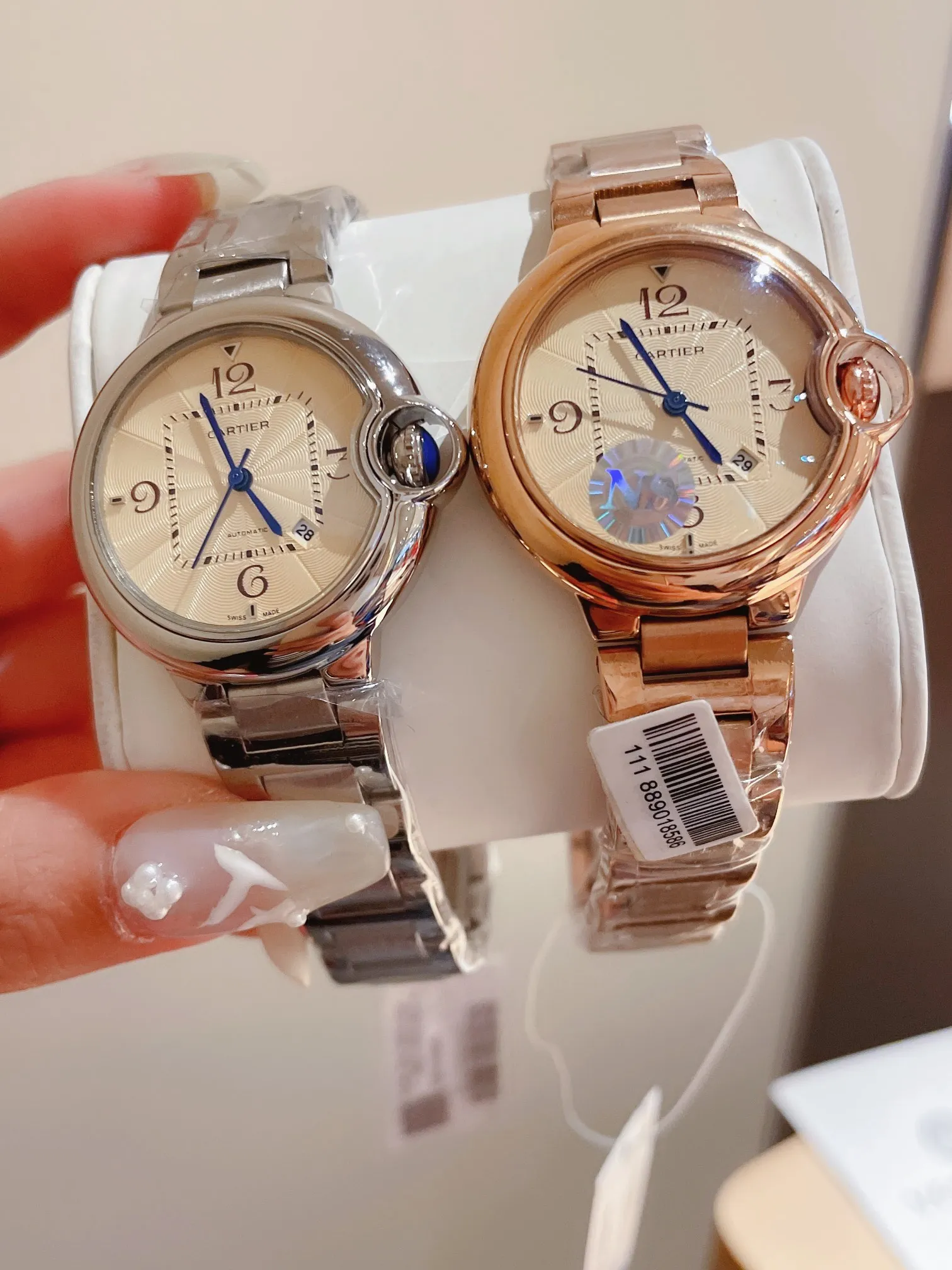 【High-end replica】💰1120! The Ballon Bleu de Cartier luxury watch series, with a versatile size of 33mm, is simple and unique in taste. It abandons the complicated and gorgeous decorations that are popular in modern times, reinterprets beauty with simplicity, and creates exclusive high quality. The dial is made of Swarovski crystal diamonds. The elegant, refined and noble temperament is fully displayed. The new crocodile pattern cowhide is more suitable for this summer. It is suitable for various high-end gathering occasions and is the best choice for matching with various sweaters and furs~~