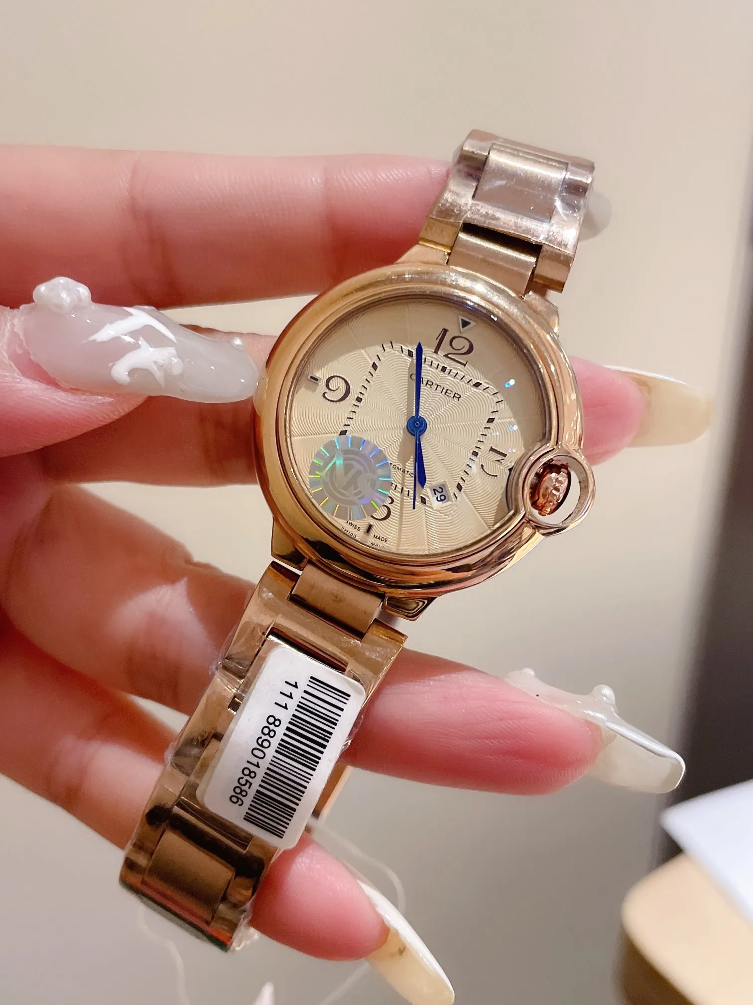 【High-end replica】💰1120! The Ballon Bleu de Cartier luxury watch series, with a versatile size of 33mm, is simple and unique in taste. It abandons the complicated and gorgeous decorations that are popular in modern times, reinterprets beauty with simplicity, and creates exclusive high quality. The dial is made of Swarovski crystal diamonds. The elegant, refined and noble temperament is fully displayed. The new crocodile pattern cowhide is more suitable for this summer. It is suitable for various high-end gathering occasions and is the best choice for matching with various sweaters and furs~~