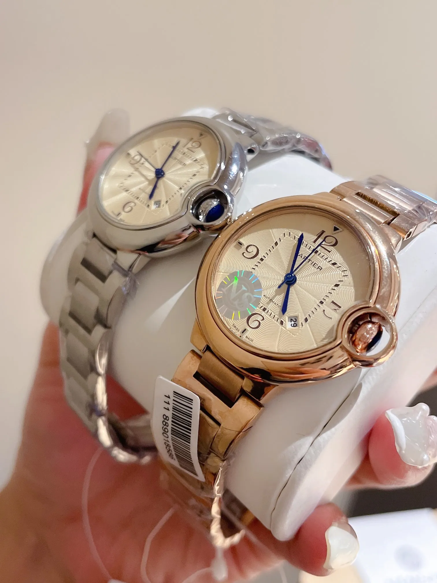 【High-end replica】💰1120! The Ballon Bleu de Cartier luxury watch series, with a versatile size of 33mm, is simple and unique in taste. It abandons the complicated and gorgeous decorations that are popular in modern times, reinterprets beauty with simplicity, and creates exclusive high quality. The dial is made of Swarovski crystal diamonds. The elegant, refined and noble temperament is fully displayed. The new crocodile pattern cowhide is more suitable for this summer. It is suitable for various high-end gathering occasions and is the best choice for matching with various sweaters and furs~~