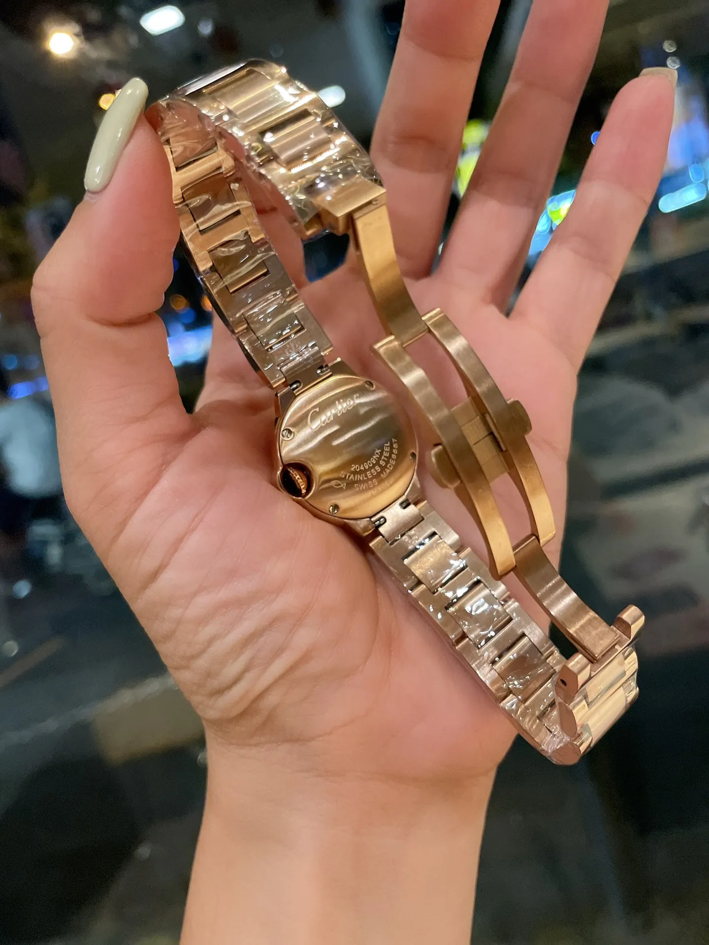 【Foreign trade import】💰1040! Cartier Blue Balloon 28mm pearl shell plate, a big hit‼ ️One of the hottest styles in the world! A classic that can carry the years and never go out of style! ! The movement is quartz. Cartier, the world's top jewelry and watch brand, has produced many classics in its long brand history, such as legendary series of watches such as Santos and Tank. The most popular style of Cartier watches in recent years is undoubtedly the Ballon Bleu. With its ultra-thin body and light texture, the ultra-thin watch interprets the usual elegance of the Blue Balloon watch series to the extreme.