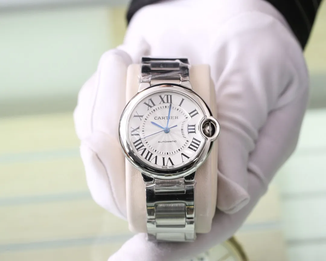 【Foreign Trade Import】💰2320! Cartier - CARTIER🌸🌸🌸Blue Balloon Series Authentic Terminator The Strongest Upgrade Cartier🔥The latest super strongest version is officially launched [Glass Upgrade] This mechanical version uses imported material fish-eye sapphire, which is better than domestic ones in terms of crystal points, transparency and scratch resistance [Case Upgrade] Positive 316L steel Re-adjust the grinding tool, upgrade the details of the bezel, middle case and bottom cover. As well as improving the post-polishing process, the overall fit of the shell and cover is more tacit and seamless, with no dead ends. [Hands upgrade] The latest genuine craftsmanship (quenched and burned steel blue) [Dial upgrade] Improve the literal scale to make it more rounded, and correct the texture of the upper and lower sub-dials in the dial. Completely improves the gloss, making it whiter and more natural, maintaining the same effect as the original. (Size 36) 🔥Female: Pure new Citizen machine imported from Japan [buckle upgrade] Improve the polishing and brushing of the inner details of the watch buckle. I would like to sincerely thank you for correcting the shortcomings of the published version. The mechanical ultimate version belongs to everyone. Keep correcting yourself and live up to expectations! Welcome to reprint!