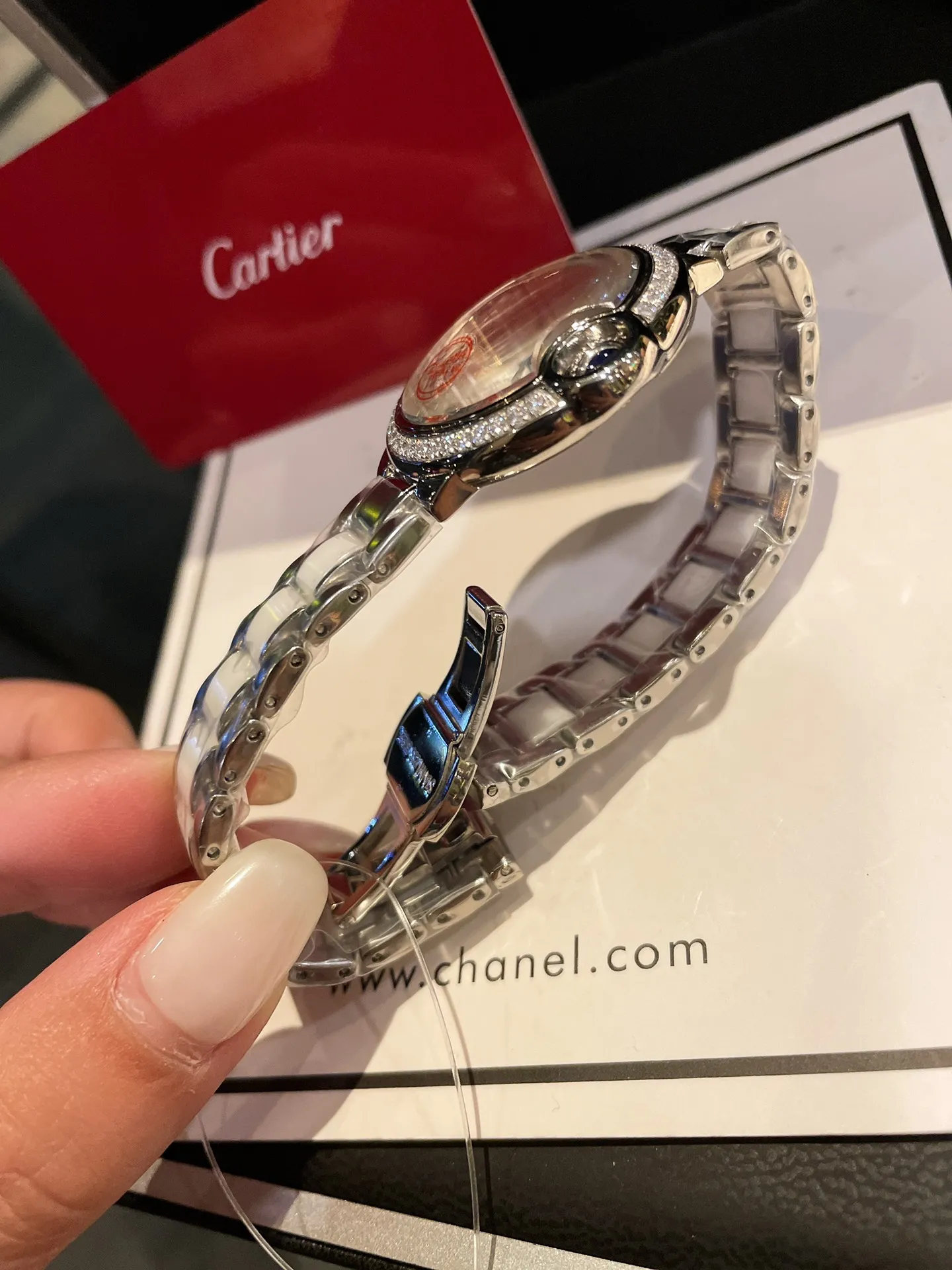 【High-end replica】💰1160! The new fashionable quartz women's model [Cartier] is carefully designed ❤️ versatile and durable to look at 💞 comfortable to wear 💗 popular basket balloon, the aperture has a glossy feel, and the diamond ring has a jewelry feel. It adopts imported quartz movement and is matched with the most fashionable steel band between ceramics. It is gorgeous and unique but not complicated. The whole watch is elegant and harmonious. The dial is retro and has an aristocratic temperament. ❣️ Size 33mm*9mm