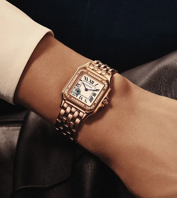 【High-end replica】💰1640! 【Top replica】💰3500! Cartier Panther Series - Full Rose Diamond Ring Gorgeous and unruly, it is the aesthetic style conveyed by Panthère de Cartier Panther. Its lines are smooth, charming, soft and docile on the wrist, as if dancing on the skin. The unique shape highlights a mature, elegant, confident and attractive female image.  The case is one-piece, measuring 22✖️30mm, using Swiss quartz movement, 316L stainless steel case, inlaid with diamonds. The head is inlaid with a synthetic white spinel, silver-plated dial, sword-shaped blue steel hands, 30 meters waterproof.  You will receive a customized Cartier red travel bag when you place an order⚠️Please look for the exclusive TW quality