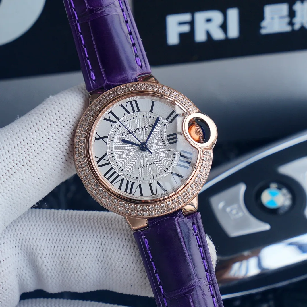 Cartier Blue Balloon series, this series of watches is famous for its delicate style and elegant style in Cartier watchmaking industry. Of course, this watch must have such characteristics. The color of the stainless steel case makes the watch as light as a balloon, and the blue crown seems to have disobediently deviated from the original planned trajectory, like a playful couple. The Roman numerals on the dial look retro and deep, decorated with guilloche patterns and sword-shaped hands. The entire watch gives people a delicate and considerate feel. Isn’t this what couples need? Built-in: Japanese Citizen fully automatic machine, water drop (fish eye bubble) sapphire glass mirror, highly waterproof, burnt steel blue pointer color, head curvature⚠Please look for exclusive quality