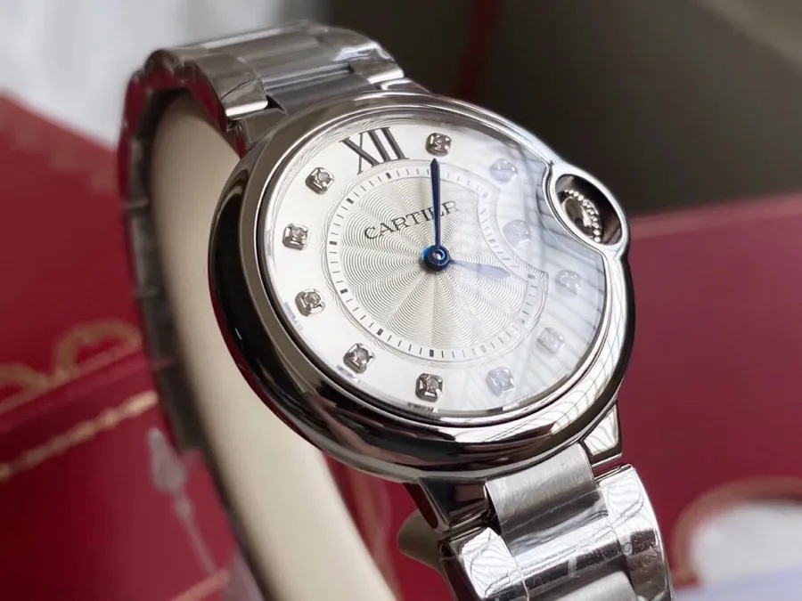 【Access Counter】💰2900! Ballon Bleu de Cartier Cartier blue balloon watch 33 mm watch, quartz movement. Stainless steel case, fluted crown, set with a cabochon synthetic spinel, silver-plated engraved sunray pattern lacquer dial, set with 11 brilliant-cut round diamonds, total weight 0.05 carats, sword-shaped blue steel hands, sapphire crystal mirror, 316L stainless steel bracelet. Waterproof depth 3 bar (approximately 30 meters) with full counter packaging!