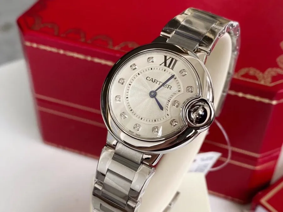 【Access Counter】💰2900! Ballon Bleu de Cartier Cartier blue balloon watch 33 mm watch, quartz movement. Stainless steel case, fluted crown, set with a cabochon synthetic spinel, silver-plated engraved sunray pattern lacquer dial, set with 11 brilliant-cut round diamonds, total weight 0.05 carats, sword-shaped blue steel hands, sapphire crystal mirror, 316L stainless steel bracelet. Waterproof depth 3 bar (approximately 30 meters) with full counter packaging!