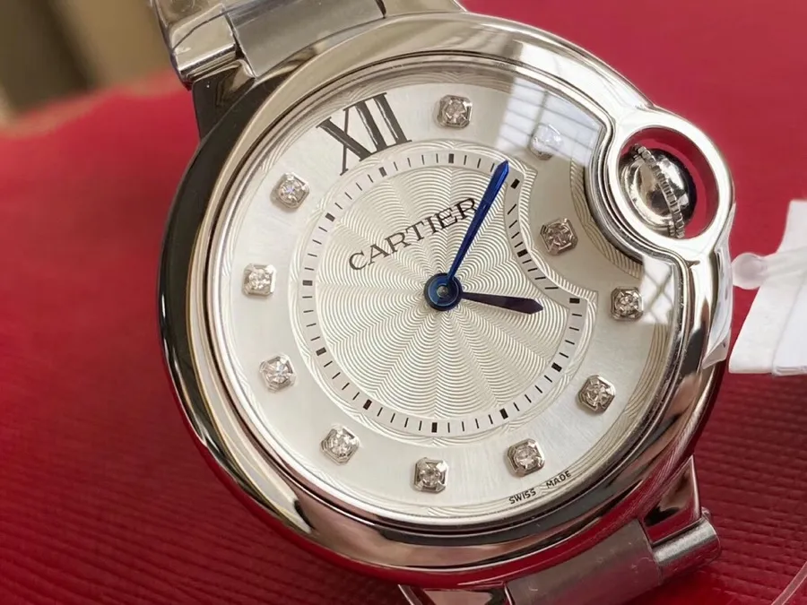 【Access Counter】💰2900! Ballon Bleu de Cartier Cartier blue balloon watch 33 mm watch, quartz movement. Stainless steel case, fluted crown, set with a cabochon synthetic spinel, silver-plated engraved sunray pattern lacquer dial, set with 11 brilliant-cut round diamonds, total weight 0.05 carats, sword-shaped blue steel hands, sapphire crystal mirror, 316L stainless steel bracelet. Waterproof depth 3 bar (approximately 30 meters) with full counter packaging!