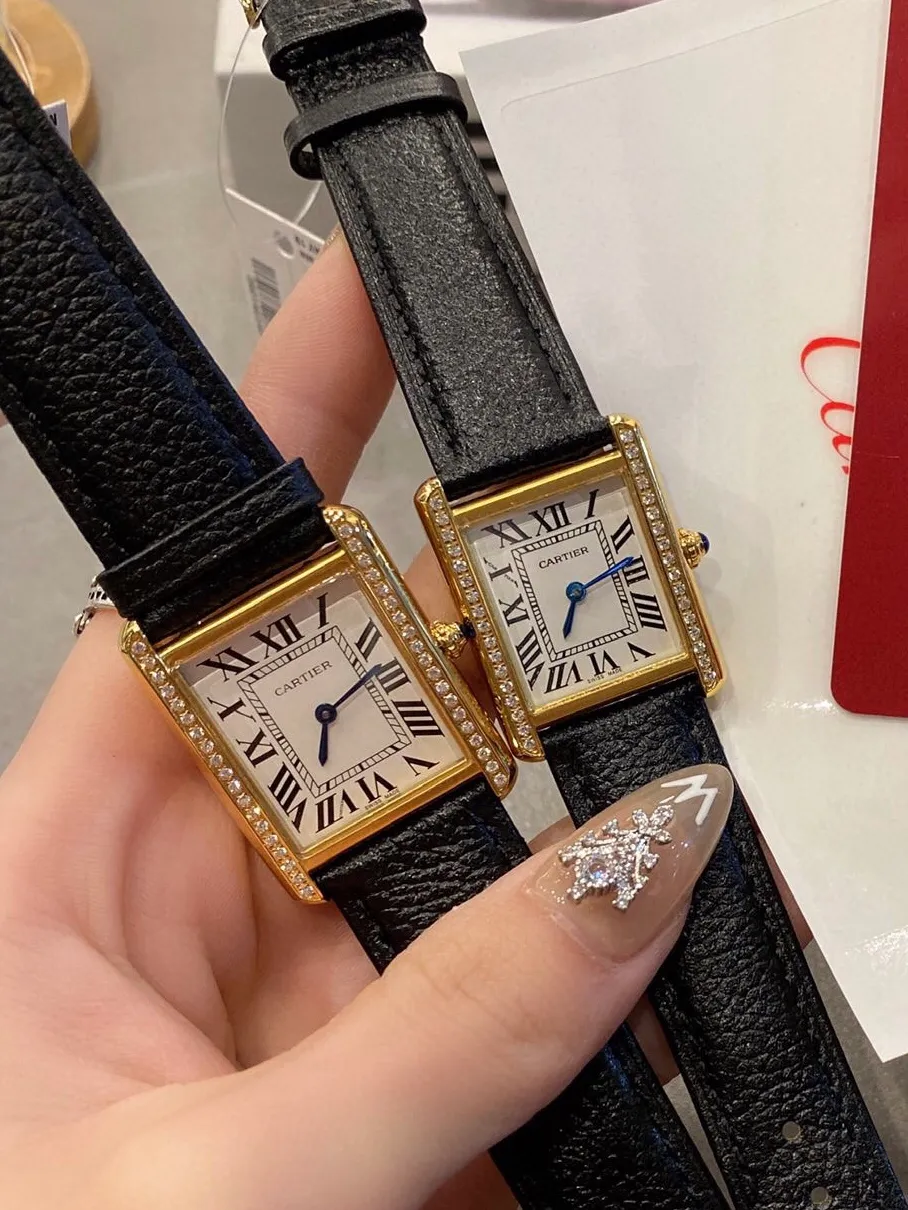 【High-end replica】💰1040! Cartier Tank series watch pin buckle version, original mold opening, stone movement. Fine watch steel case, round bead crown, inlaid with a cabochon of synthetic spinel, silver-plated bead watch disc, Roman numeral hour markers, sword-shaped steel blue hands, crystal surface, imported calfskin watch with detachable and replaceable quick strap, stainless steel folding watch folding buckle. Watch size: small 31 x 24 mm, medium 34.8 x 27 mm