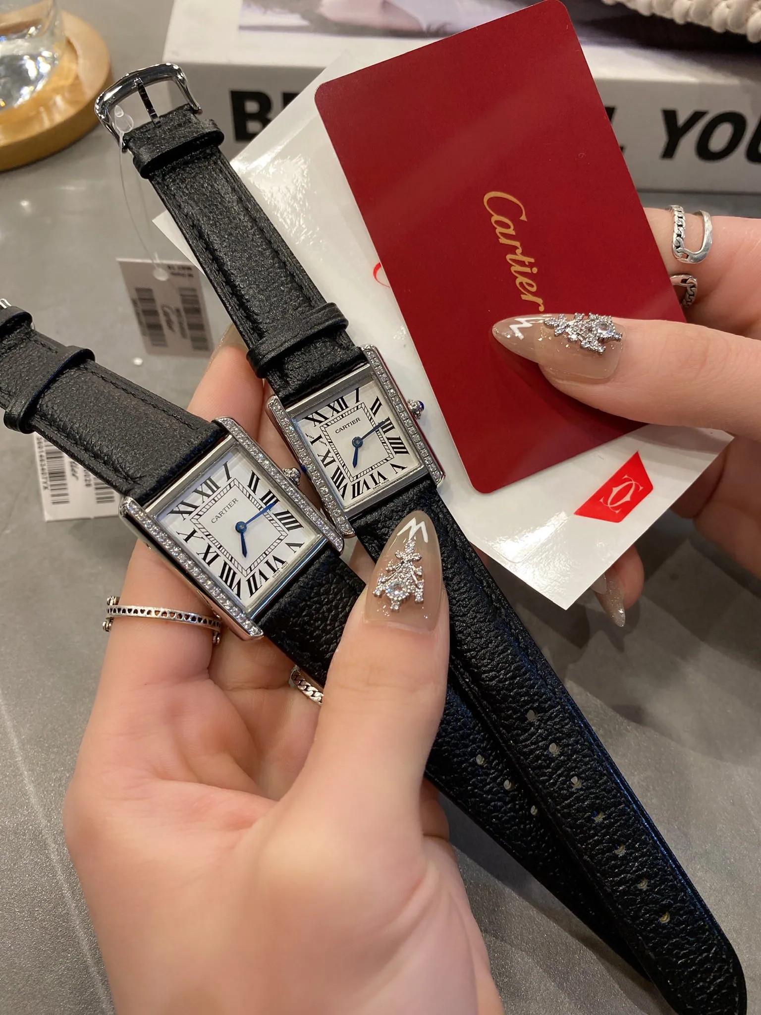 【High-end replica】💰1040! Cartier Tank series watch pin buckle version, original mold opening, stone movement. Fine watch steel case, round bead crown, inlaid with a cabochon of synthetic spinel, silver-plated bead watch disc, Roman numeral hour markers, sword-shaped steel blue hands, crystal surface, imported calfskin watch with detachable and replaceable quick strap, stainless steel folding watch folding buckle. Watch size: small 31 x 24 mm, medium 34.8 x 27 mm
