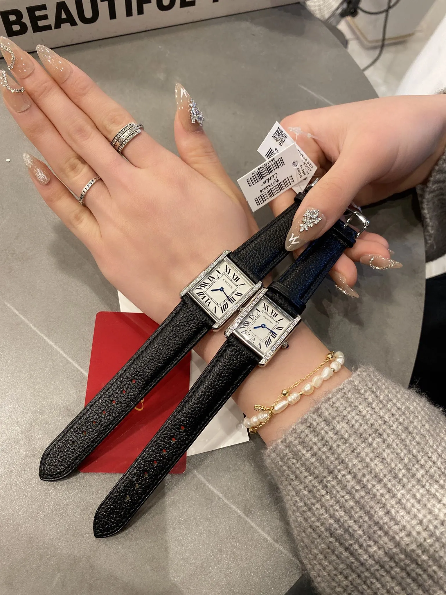 【High-end replica】💰1040! Cartier Tank series watch pin buckle version, original mold opening, stone movement. Fine watch steel case, round bead crown, inlaid with a cabochon of synthetic spinel, silver-plated bead watch disc, Roman numeral hour markers, sword-shaped steel blue hands, crystal surface, imported calfskin watch with detachable and replaceable quick strap, stainless steel folding watch folding buckle. Watch size: small 31 x 24 mm, medium 34.8 x 27 mm