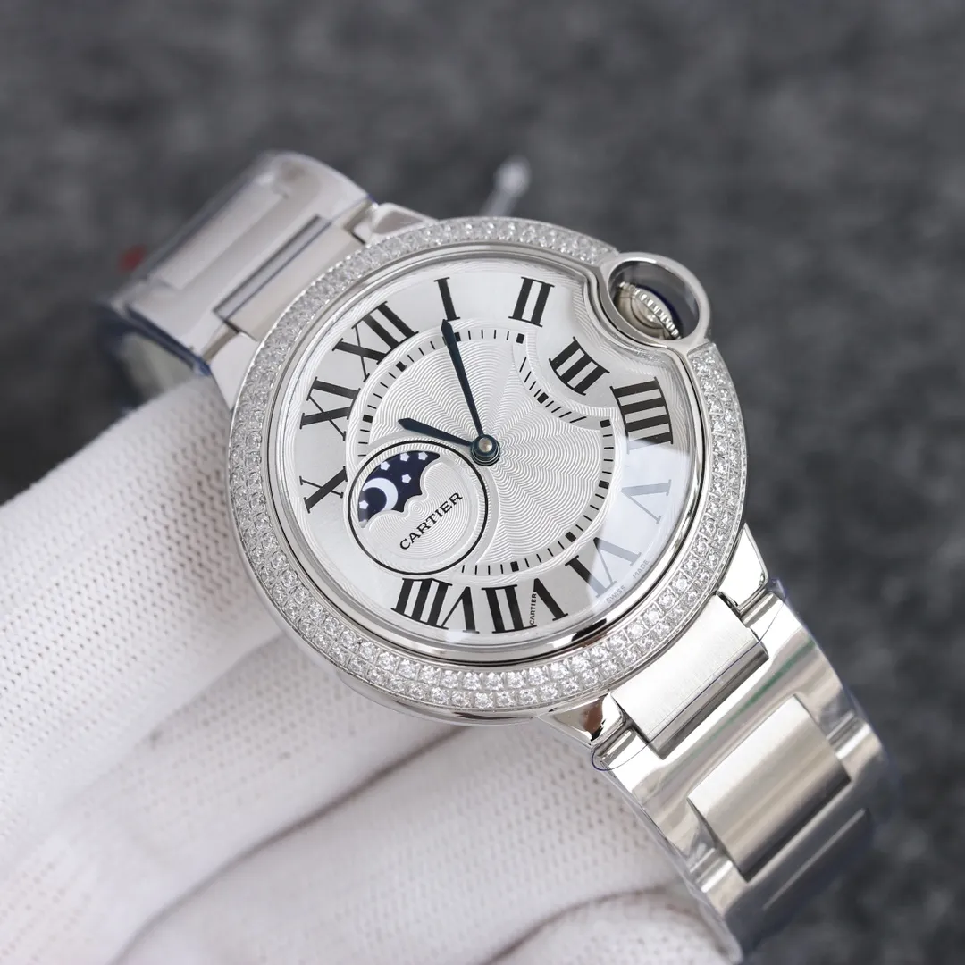 [Taiwan factory blue balloon star series 42, 37 real star functions, with 8217 Japanese movement, Swiss quartz 42, 37, 33, stars are fake functions] 🌹 Cartier blue balloon series, this series of watches is famous for its delicate style and elegant style in the Cartier watchmaking industry. Of course, this watch must have such characteristics. The color of the stainless steel case makes the watch as light as a balloon, and the blue crown seems to have disobediently deviated from the original planned trajectory, like a playful couple. The Roman numerals on the dial look retro and deep, decorated with guilloche patterns and sword-shaped hands. The entire watch gives people a delicate and considerate feel. Isn’t this what couples need? Built-in: Japanese Citizen fully automatic machine, water drop (fish eye bubble) sapphire glass mirror, highly waterproof, burnt steel blue pointer color, head curvature🎈