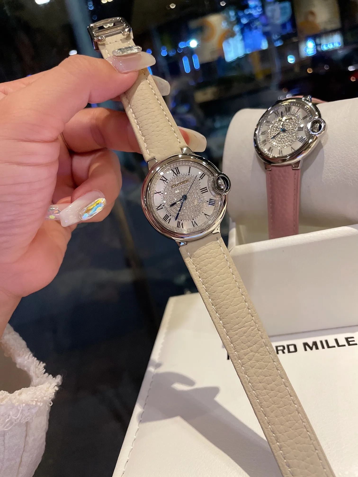 【High-end replica】💰1240! Cartier full diamond women's watch ✔️The most popular color, a perfect healing color/very temperamental color, the pebbled leather has just the right saturation, the delicate sheepskin is super soft and comfortable to wear. The key is the super showy white color❗️ Cartier blue balloon with diamond surface💎Gold is luxurious and noble. The real thing is super beautiful💋Swiss quartz size 36mm. Highly recommended to buy [Wow]