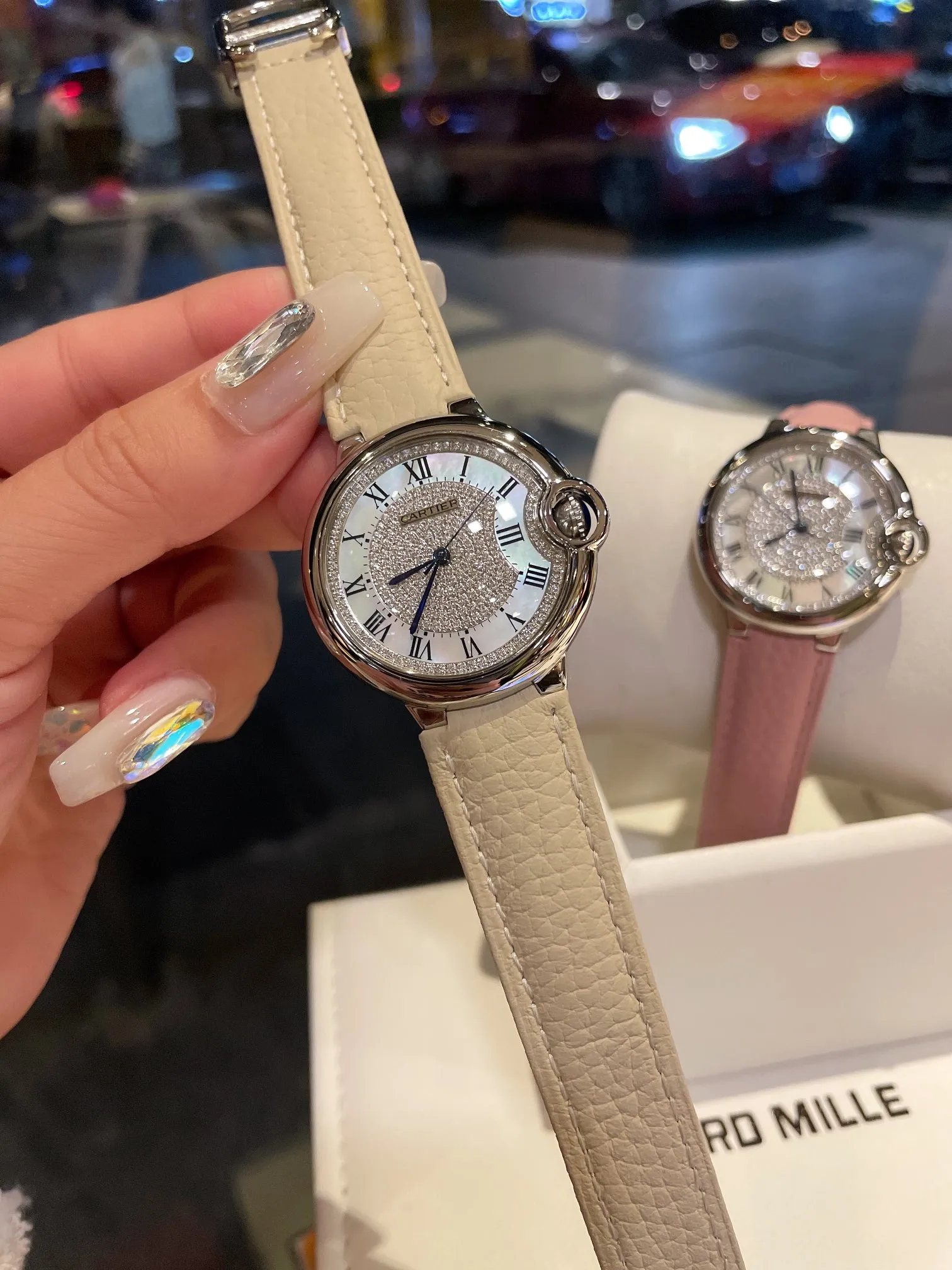 【High-end replica】💰1240! Cartier full diamond women's watch ✔️The most popular color, a perfect healing color/very temperamental color, the pebbled leather has just the right saturation, the delicate sheepskin is super soft and comfortable to wear. The key is the super showy white color❗️ Cartier blue balloon with diamond surface💎Gold is luxurious and noble. The real thing is super beautiful💋Swiss quartz size 36mm. Highly recommended to buy [Wow]