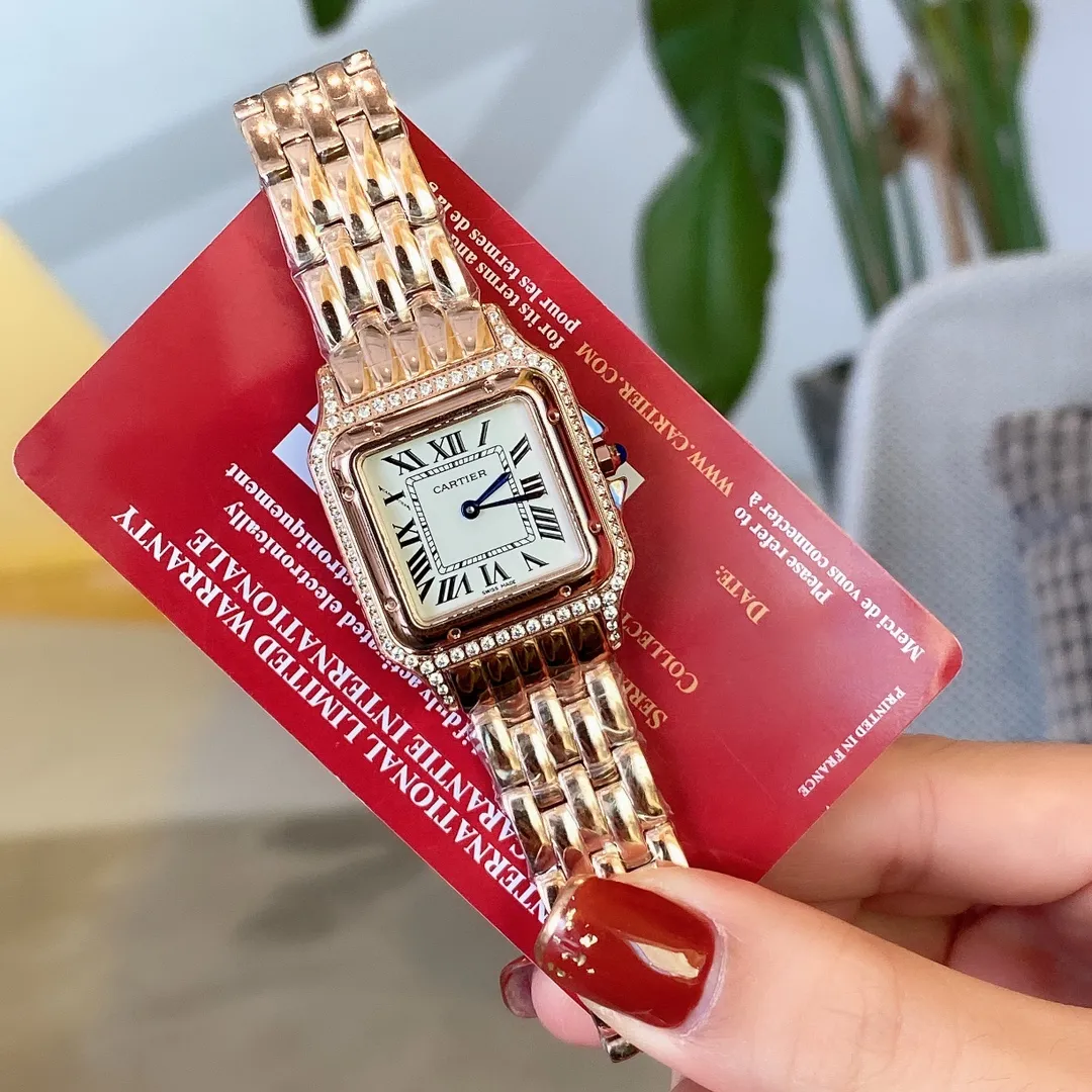 【High-end replica】💰1240! Cartier Panthère de Cartier cheetah watch, gorgeous and unruly, is the aesthetic style conveyed by Panthère de Cartier cheetah. Its lines are smooth, charming, soft and docile on the wrist, as if dancing on the skin. The unique shape highlights a mature, elegant, confident and attractive female image. The case is one-piece, 27mm medium size, equipped with original Swiss quartz movement, 316L stainless steel case, crown set with a synthetic blue spinel, silver-plated dial, sword-shaped blue steel hands