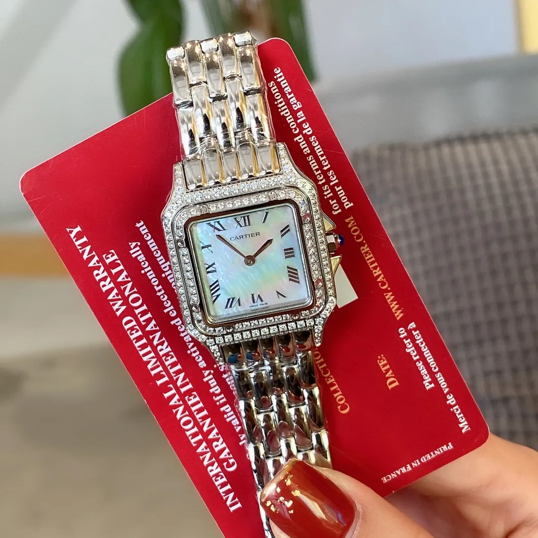 【High-end replica】💰1240! Cartier Panthère de Cartier cheetah watch, gorgeous and unruly, is the aesthetic style conveyed by Panthère de Cartier cheetah. Its lines are smooth, charming, soft and docile on the wrist, as if dancing on the skin. The unique shape highlights a mature, elegant, confident and attractive female image. The case is one-piece, 27mm medium size, equipped with original Swiss quartz movement, 316L stainless steel case, crown set with a synthetic blue spinel, silver-plated dial, sword-shaped blue steel hands