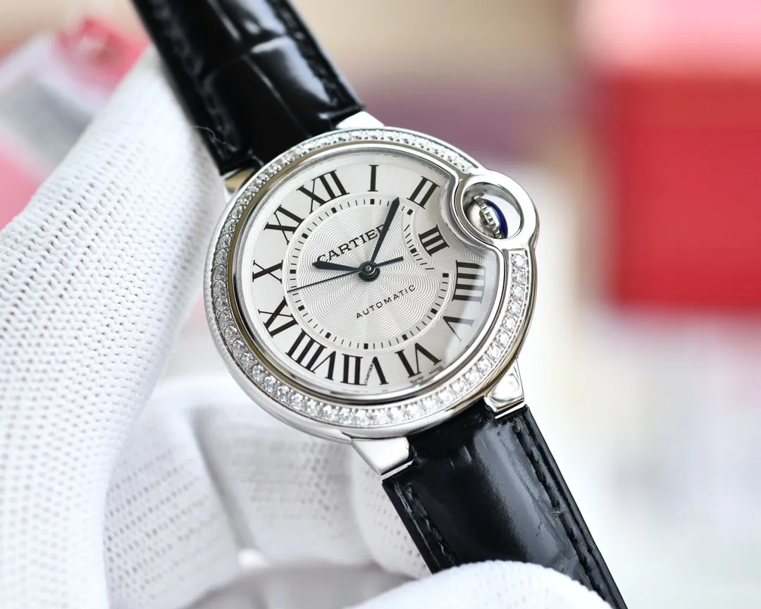 【High-end replica】💰1920! Cartier Blue Balloon Taiwan Factory Blue Balloon, 33 Mechanical Japanese Machinery recently launched the pin buckle series, (look for the bottom cover code 745565xx3489). This series of watches is famous for its delicate style and elegant style in the Cartier watchmaking industry. Of course, this watch must have such characteristics. The color of the stainless steel case makes the watch as light as a balloon, and the blue crown seems to have disobediently deviated from the original planned trajectory, like a playful couple. The Roman numerals on the dial look retro and deep, decorated with guilloche patterns and sword-shaped hands. The entire watch gives people a delicate and considerate feel. Isn’t this what couples need? Built-in: Japan's Citizen fully automatic machine, also with Swiss quartz, water drop (fish eye bubble) sapphire glass mirror, highly waterproof, burnt steel blue pointer color, curvature shape of the crown