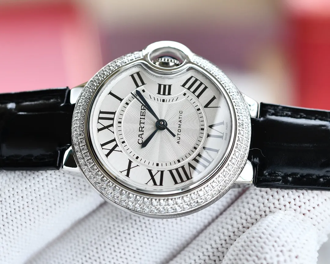 【High-end replica】💰1920! Cartier Blue Balloon Taiwan Factory Blue Balloon, 33 Mechanical Japanese Machinery recently launched the pin buckle series, (look for the bottom cover code 745565xx3489). This series of watches is famous for its delicate style and elegant style in the Cartier watchmaking industry. Of course, this watch must have such characteristics. The color of the stainless steel case makes the watch as light as a balloon, and the blue crown seems to have disobediently deviated from the original planned trajectory, like a playful couple. The Roman numerals on the dial look retro and deep, decorated with guilloche patterns and sword-shaped hands. The entire watch gives people a delicate and considerate feel. Isn’t this what couples need? Built-in: Japan's Citizen fully automatic machine, also with Swiss quartz, water drop (fish eye bubble) sapphire glass mirror, highly waterproof, burnt steel blue pointer color, curvature shape of the crown
