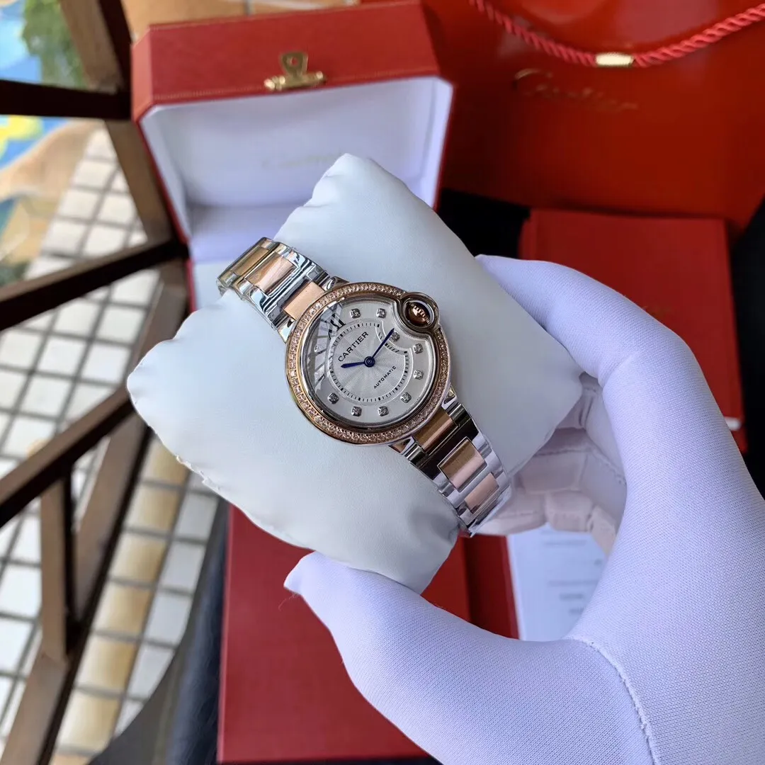 [High-end replica] 💰2320 each! The original Taiwan factory has counters with original shipping boxes - with QR codes that can be scanned. 42mm rose gold and 33mm rose gold single row diamonds 💋 Cartier Blue Balloon series. This series of watches is famous for its delicate style and elegant style in the Cartier watchmaking industry. Of course, this watch must have such characteristics. The color of the stainless steel case makes the watch as light as a balloon, and the blue crown seems to have disobediently deviated from the original planned trajectory, like a playful couple. The Roman numerals on the dial look retro and deep, decorated with guilloche patterns and sword-shaped hands. The entire watch gives people a delicate and considerate feel. Isn’t this what couples need? Built-in: Japanese Citizen fully automatic machine, water drop (fish eye bubble) sapphire glass mirror, highly waterproof, burnt steel blue pointer color, head curvature🎈 🔥Top quality products continue to be produced🔥