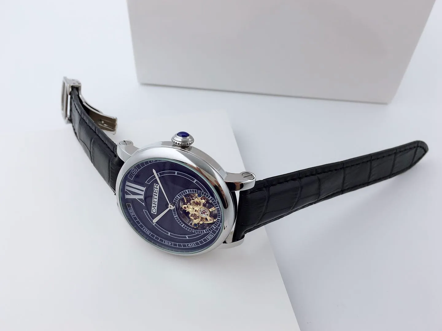 【Foreign Trade Import】💰1240 each! Cartier men's mechanical business casual watch. The enlarged Roman numeral design at 12 o'clock allows people to read the time from a different angle. The exquisite lin pattern dial design contains the most essential and profound charm of men. The stylish hollow dial design allows a clear view of the movement of the movement. The back-through design fully demonstrates the movement of the gears. It records the rhythm of life on the wrist and quietly listens to the pulse of the soul.