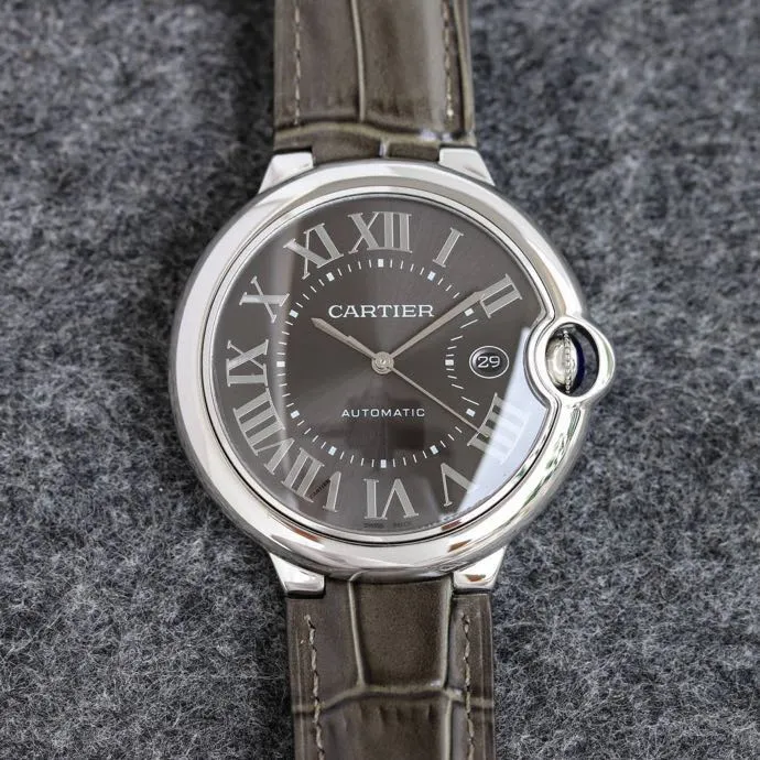 The 42 size upgraded version of the Taiwan factory is equipped with 2824 Ruijie, 1, dark yellow lettering, 2 baked blue hands, 3 original sand buckle, 4 centered handle, 5, obvious crescent. This series of watches is famous for its delicate style and elegant style in the Cartier watchmaking industry. Of course, this watch must have such characteristics. The color of the stainless steel case makes the watch as light as a balloon, and the blue crown seems to have disobediently deviated from the original planned trajectory, like a playful couple. The Roman numeral hour markers look retro and deep on the dial, decorated with guilloche patterns and sword-shaped hands. The entire watch gives people a delicate and considerate feel. Isn’t that what couples need? Waterdrop (fish eye bubble) sapphire glass mirror. Highly waterproof. Curved handle shape.