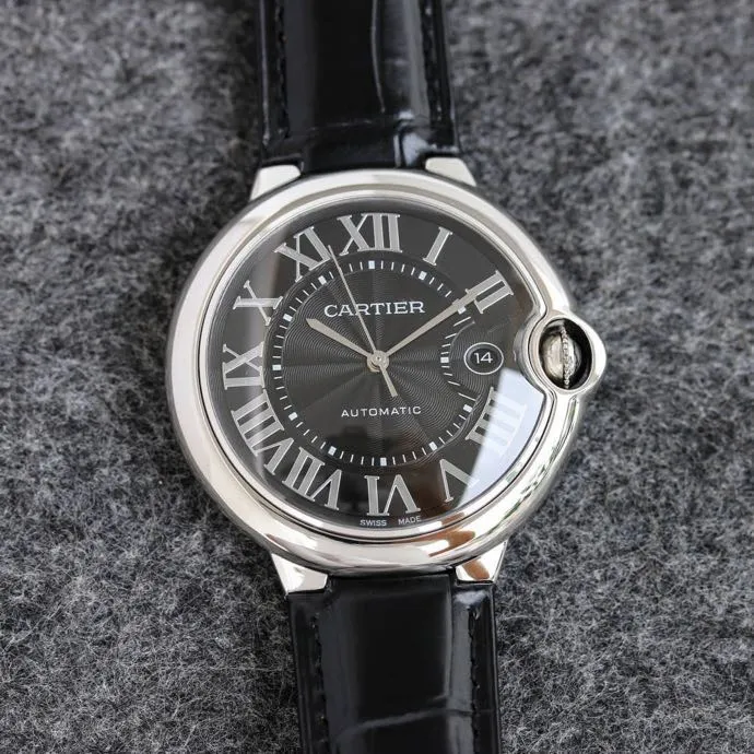 The 42 size upgraded version of the Taiwan factory is equipped with 2824 Ruijie, 1, dark yellow lettering, 2 baked blue hands, 3 original sand buckle, 4 centered handle, 5, obvious crescent. This series of watches is famous for its delicate style and elegant style in the Cartier watchmaking industry. Of course, this watch must have such characteristics. The color of the stainless steel case makes the watch as light as a balloon, and the blue crown seems to have disobediently deviated from the original planned trajectory, like a playful couple. The Roman numeral hour markers look retro and deep on the dial, decorated with guilloche patterns and sword-shaped hands. The entire watch gives people a delicate and considerate feel. Isn’t that what couples need? Waterdrop (fish eye bubble) sapphire glass mirror. Highly waterproof. Curved handle shape.