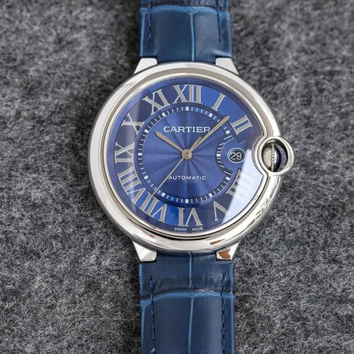 The 42 size upgraded version of the Taiwan factory is equipped with 2824 Ruijie, 1, dark yellow lettering, 2 baked blue hands, 3 original sand buckle, 4 centered handle, 5, obvious crescent. This series of watches is famous for its delicate style and elegant style in the Cartier watchmaking industry. Of course, this watch must have such characteristics. The color of the stainless steel case makes the watch as light as a balloon, and the blue crown seems to have disobediently deviated from the original planned trajectory, like a playful couple. The Roman numeral hour markers look retro and deep on the dial, decorated with guilloche patterns and sword-shaped hands. The entire watch gives people a delicate and considerate feel. Isn’t that what couples need? Waterdrop (fish eye bubble) sapphire glass mirror. Highly waterproof. Curved handle shape.