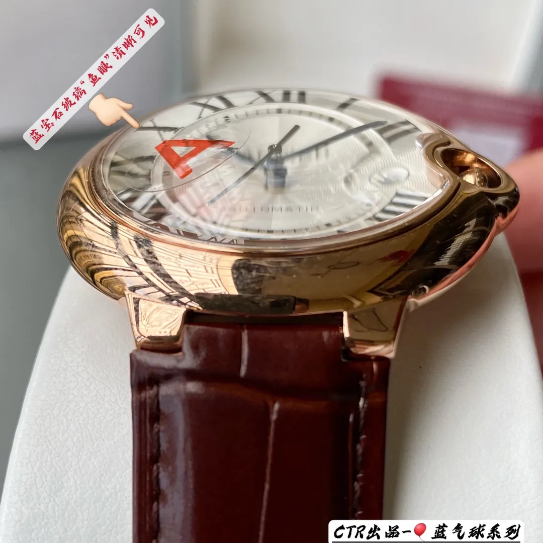 【High-end replica】💰1080! 【Customized all-in-one machine】💰1920! Cartier Blue Balloon Series Produced by CTR - the highest quality single product at the most affordable price. The CTR One Blue Balloon series has a full range of colors. The Blue Balloon watch is famous for its delicate style and elegant style in the Cartier watchmaking industry. Of course, this watch must have such characteristics. The color of the stainless steel case makes the watch as light as a balloon, and the blue crown seems to have disobediently deviated from the original planned trajectory, like a playful couple. The Roman numeral time scales on the dial look retro and deep, decorated with guilloche patterns and sword-shaped hands. The entire watch gives people a delicate and considerate feel. Isn’t this what couples need? Built-in: imported 9015 all-in-one fully automatic mechanical movement Glass: imported high-grade sapphire glass "finely polished with crescent notches" and "fish eye effect clearly visible" Waterproof: 0️⃣highly waterproof Pointers: burnt steel blue pointer color 🔥Top product, high quality products constantly🔥The pictures are actually taken for a customized all-in-one machine!