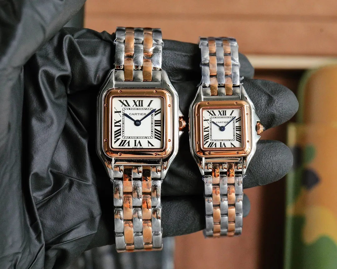【High-end replica】💰1160! Top replica 💰Private chat! The Taiwanese Cartier Cheetah series is gorgeous and unruly, which is the aesthetic style conveyed by the Cheetah. Its lines are smooth, charming, soft and docile on the wrist, as if dancing on the skin. The unique shape highlights a mature, elegant, confident and attractive female image. The case is formed in one piece, the small size is equipped with Swiss 1032 movement, the medium size is equipped with Swiss movement 751, sapphire mirror, 316L stainless steel case, inlaid with diamonds, the head is inlaid with a blue spinel, sword-shaped blued steel hands, 100% three-degree waterproof, size: 27 x 37 mm, 22*30 mm, two sizes. The pictures were taken as top replica real shots!