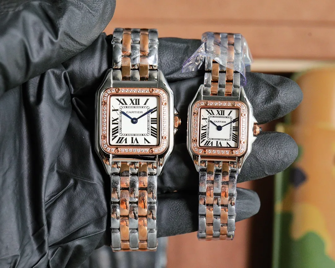 【High-end replica】💰1160! Top replica 💰Private chat! The Taiwanese Cartier Cheetah series is gorgeous and unruly, which is the aesthetic style conveyed by the Cheetah. Its lines are smooth, charming, soft and docile on the wrist, as if dancing on the skin. The unique shape highlights a mature, elegant, confident and attractive female image. The case is formed in one piece, the small size is equipped with Swiss 1032 movement, the medium size is equipped with Swiss movement 751, sapphire mirror, 316L stainless steel case, inlaid with diamonds, the head is inlaid with a blue spinel, sword-shaped blued steel hands, 100% three-degree waterproof, size: 27 x 37 mm, 22*30 mm, two sizes. The pictures were taken as top replica real shots!
