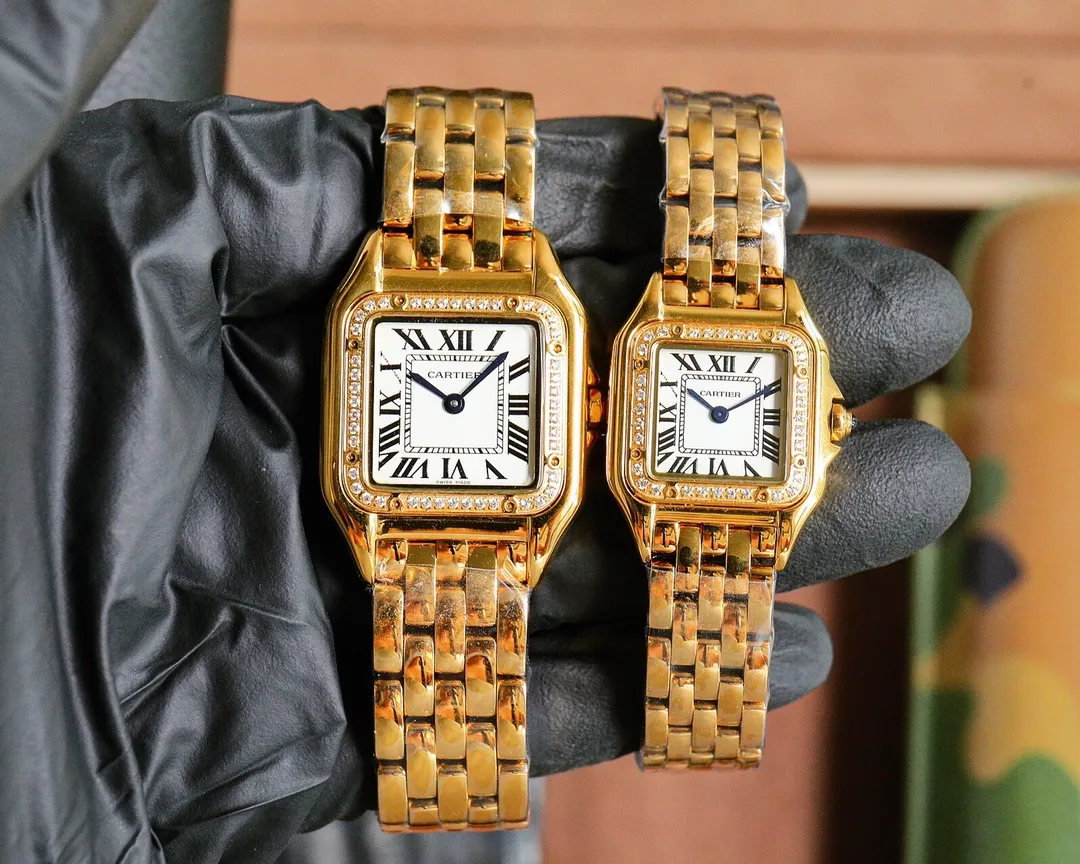 【High-end replica】💰1160! Top replica 💰Private chat! The Taiwanese Cartier Cheetah series is gorgeous and unruly, which is the aesthetic style conveyed by the Cheetah. Its lines are smooth, charming, soft and docile on the wrist, as if dancing on the skin. The unique shape highlights a mature, elegant, confident and attractive female image. The case is formed in one piece, the small size is equipped with Swiss 1032 movement, the medium size is equipped with Swiss movement 751, sapphire mirror, 316L stainless steel case, inlaid with diamonds, the head is inlaid with a blue spinel, sword-shaped blued steel hands, 100% three-degree waterproof, size: 27 x 37 mm, 22*30 mm, two sizes. The pictures were taken as top replica real shots!
