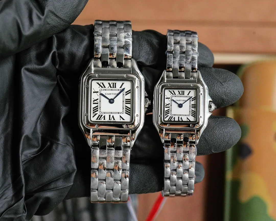 【High-end replica】💰1160! Top replica 💰Private chat! The Taiwanese Cartier Cheetah series is gorgeous and unruly, which is the aesthetic style conveyed by the Cheetah. Its lines are smooth, charming, soft and docile on the wrist, as if dancing on the skin. The unique shape highlights a mature, elegant, confident and attractive female image. The case is formed in one piece, the small size is equipped with Swiss 1032 movement, the medium size is equipped with Swiss movement 751, sapphire mirror, 316L stainless steel case, inlaid with diamonds, the head is inlaid with a blue spinel, sword-shaped blued steel hands, 100% three-degree waterproof, size: 27 x 37 mm, 22*30 mm, two sizes. The pictures were taken as top replica real shots!