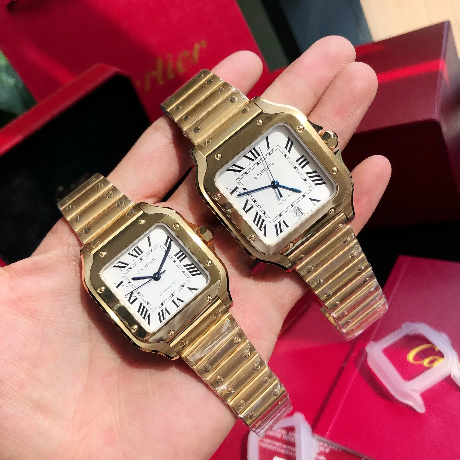 【High-end replica】💰1300! 【Customized all-in-one machine】💰1900! 【Top Replica】💰Private chat! The Cartier Santos de Cartier watch can be said to be the world's first real watch. It has a history of a hundred years. In 1904, Cartier launched a watch that could be worn on the wrist and named it after his close friend Santos. This is the origin of the Santos watch. The so-called "watches" at that time were just some "expedient" watches, which were pocket watches tied to the wrist, with the crown still at 12 o'clock! Santos' pioneering design places the crown at 3 o'clock and inlays a natural spinel on the crown. The blue light has captured the hearts of countless consumers to this day. What I bring to you today is the latest upgraded version of Santos in 2018. It has a new technology upgraded quick-release device. You can remove and remove the strap with just a tap of your bare hands without any tools. The patented technology is unique. It has a 40mm watch diameter, equipped with an imported movement, sapphire mirror, and 100m waterproof. The pictures were taken as top replica real shots!