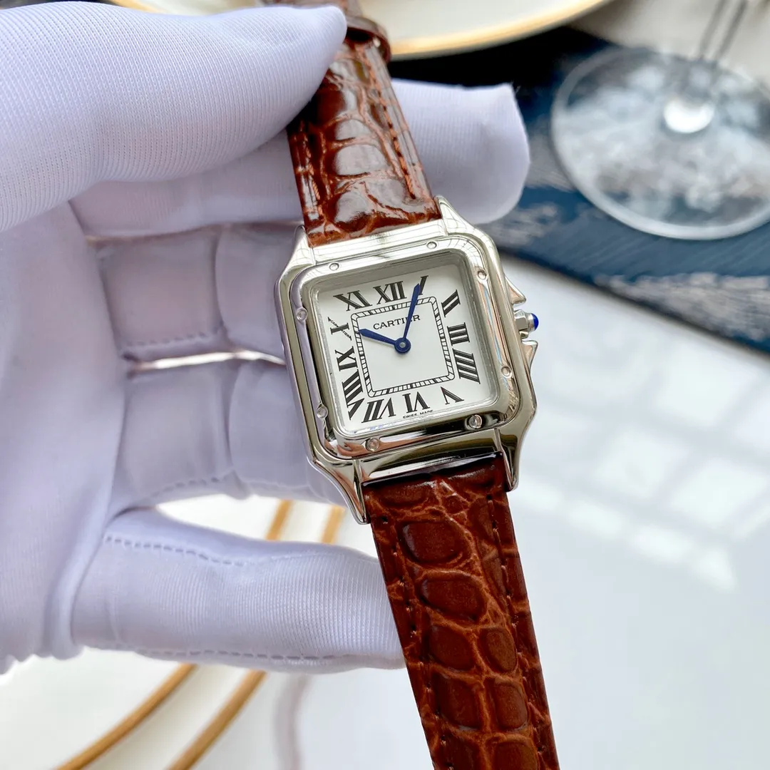 【Foreign trade import】💰1080! Cartier watches have many brilliant achievements in history! Upgraded version of crocodile pattern Italian calfskin strap 📛 One watch, one size! Cartier Panthère de Cartier cheetah watch, gorgeous and unruly, is the aesthetic style conveyed by Panthère de Cartier cheetah. Its lines are smooth, charming, soft and docile on the wrist, as if dancing on the skin. The unique shape highlights a mature, elegant, confident and attractive female image. The case is one-piece, 27mm medium size, equipped with original Swiss quartz movement, 316L stainless steel case, American high-gloss alligator leather strap, crown inlaid with a synthetic blue spinel, silver-plated dial, sword-shaped blue steel hands, 100% waterproof, hand in hand! Welcome to reprint!