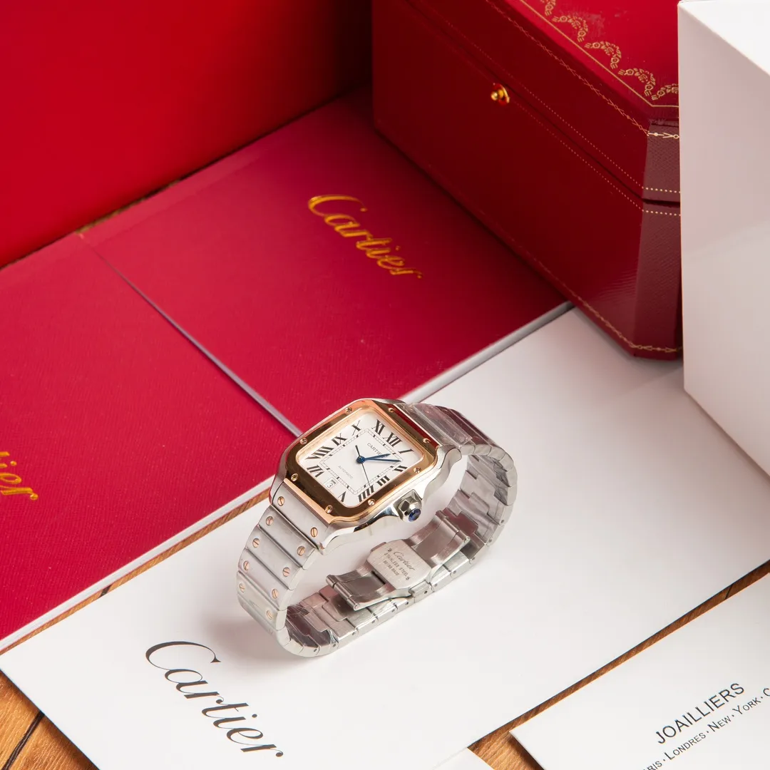 【High-end replica】💰1300! 【Customized all-in-one machine】💰1900! 【Top Replica】💰Private chat! The Cartier Santos de Cartier watch can be said to be the world's first real watch. It has a history of a hundred years. In 1904, Cartier launched a watch that could be worn on the wrist and named it after his close friend Santos. This is the origin of the Santos watch. The so-called "watches" at that time were just some "expedient" watches, which were pocket watches tied to the wrist, with the crown still at 12 o'clock! Santos' pioneering design places the crown at 3 o'clock and inlays a natural spinel on the crown. The blue light has captured the hearts of countless consumers to this day. What I bring to you today is the latest upgraded model of Santos in 2018. It has a new technology upgraded quick-release device. You can remove and remove the strap with just a tap of your hands without any tools. The patented technology is unique, 40mm watch diameter, equipped with original SW200 movement, sapphire glass, 100m waterproof, and shipped with the latest black box from the counter! Great gift for personal use