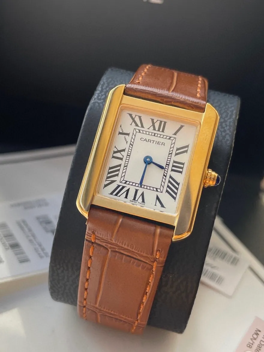【High-end replica】💰1040! Cartier tank series retro watch TANK tank series! The lettering adopts three-dimensional protrusion, 316L stainless steel version, couple watch, imported Swiss movement, three codes in one. Medium size 27MMX34MM, small size 24MMX31MM. The details are polished, the color of the hands, the curvature of the handle, the original pebbled leather belt, the original stainless steel belt, with sticker code, color distribution: white shell, gold shell, rose gold shell, strap colors are complete! Imported Swiss movement, Sapphire TankSolo’s ingenuity is worth owning!