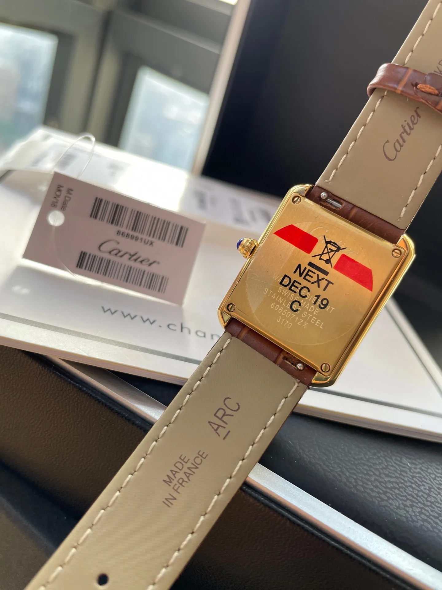 【High-end replica】💰1040! Cartier tank series retro watch TANK tank series! The lettering adopts three-dimensional protrusion, 316L stainless steel version, couple watch, imported Swiss movement, three codes in one. Medium size 27MMX34MM, small size 24MMX31MM. The details are polished, the color of the hands, the curvature of the handle, the original pebbled leather belt, the original stainless steel belt, with sticker code, color distribution: white shell, gold shell, rose gold shell, strap colors are complete! Imported Swiss movement, Sapphire TankSolo’s ingenuity is worth owning!