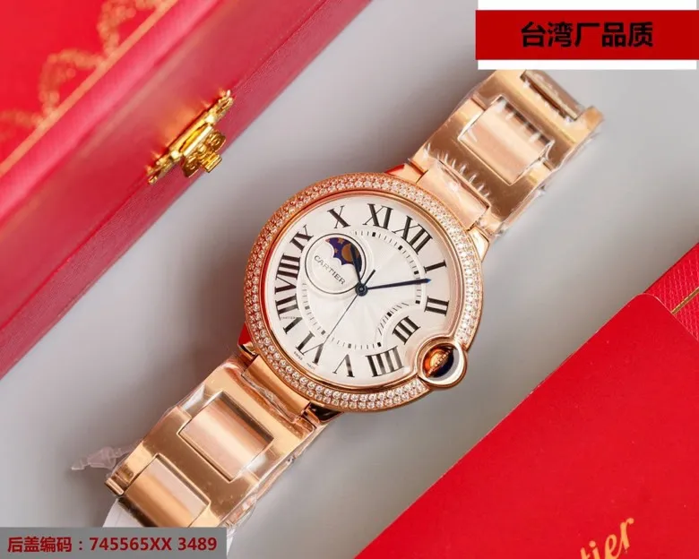 【High-end replica】💰2900! [Taiwan factory 40 size configuration Japanese machine 8217 True Star series, please note that it is mechanical, not quartz,]🌹Cartier Blue Balloon Star series, this series of watches is famous for its delicate style and elegant style in the Cartier watchmaking industry. Of course, this watch must have such characteristics. The color of the stainless steel case makes the watch as light as a balloon, and the blue crown seems to have disobediently deviated from the original planned trajectory, like a playful couple. The Roman numerals on the dial look retro and deep, decorated with guilloche patterns and sword-shaped hands. The entire watch gives people a delicate and considerate feel. Isn’t this what couples need? Built-in: Japanese Citizen fully automatic machine, water drop (fish eye bubble) sapphire glass mirror, highly waterproof, burnt steel blue pointer color, head curvature🎈