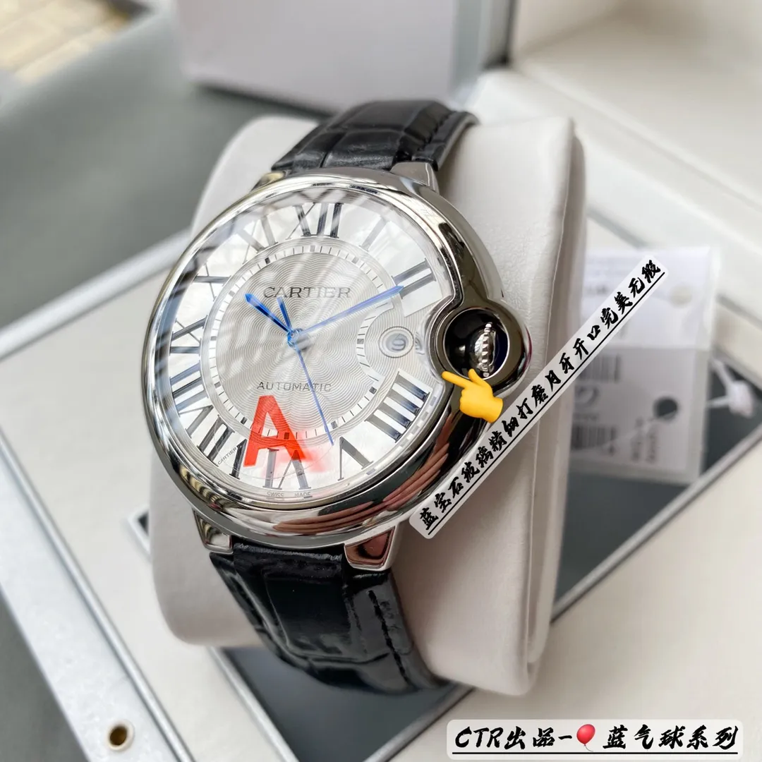 【High-end replica】💰1080! 【Customized all-in-one machine】💰1920! Cartier Blue Balloon Series Produced by CTR - the highest quality single product at the most affordable price. The CTR One Blue Balloon series has a full range of colors. The Blue Balloon watch is famous for its delicate style and elegant style in the Cartier watchmaking industry. Of course, this watch must have such characteristics. The color of the stainless steel case makes the watch as light as a balloon, and the blue crown seems to have disobediently deviated from the original planned trajectory, like a playful couple. The Roman numeral time scales on the dial look retro and deep, decorated with guilloche patterns and sword-shaped hands. The entire watch gives people a delicate and considerate feel. Isn’t this what couples need? Built-in: imported 9015 all-in-one fully automatic mechanical movement Glass: imported high-grade sapphire glass "finely polished with crescent notches" and "fish eye effect clearly visible" Waterproof: 0️⃣highly waterproof Pointers: burnt steel blue pointer color 🔥Top product, high quality products constantly🔥The pictures are actually taken for a customized all-in-one machine!
