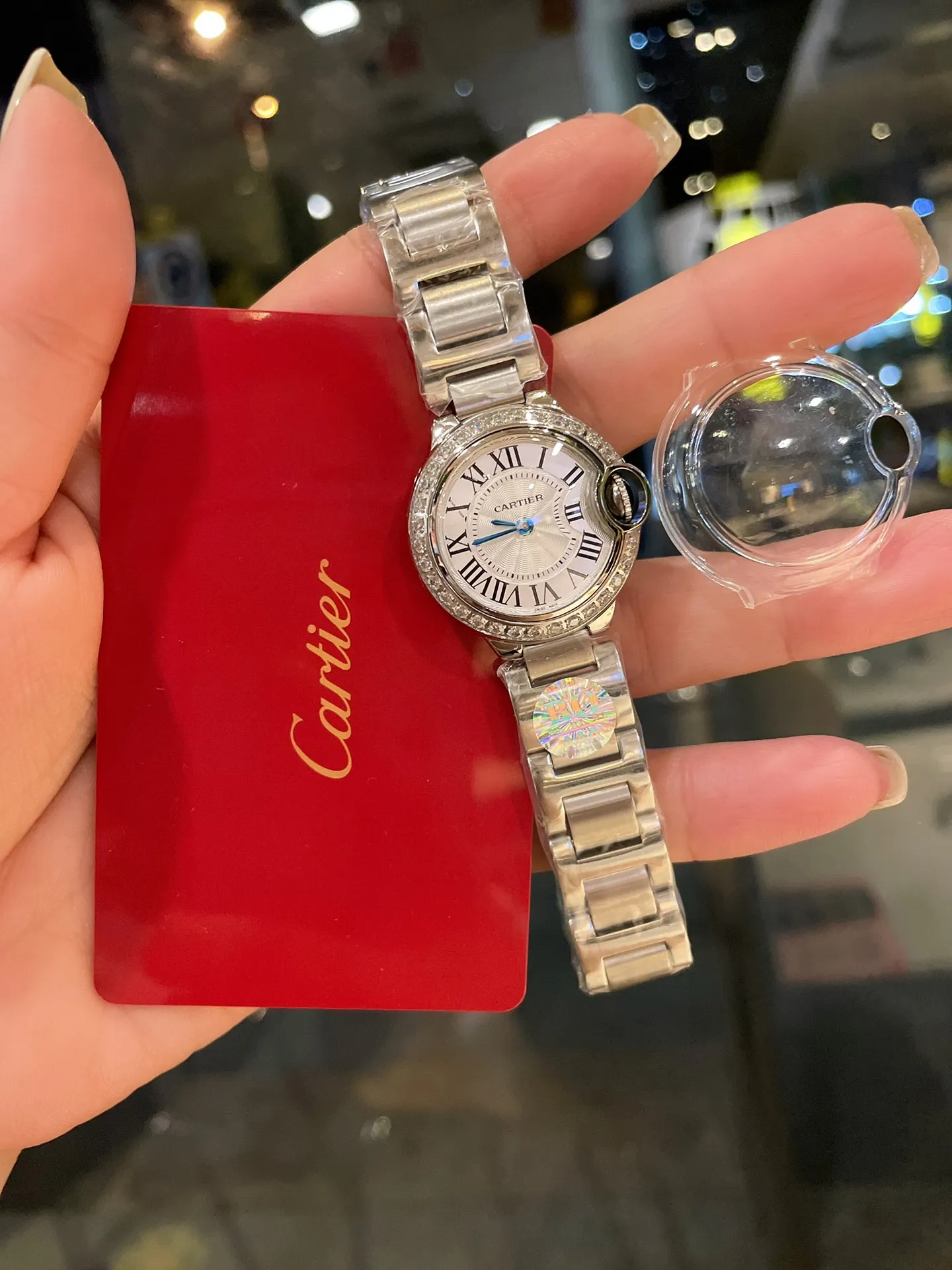 【Foreign trade import】💰1040! Cartier Blue Balloon 28mm pearl shell plate, a big hit‼ ️One of the hottest styles in the world! A classic that can carry the years and never go out of style! ! The movement is quartz. Cartier, the world's top jewelry and watch brand, has produced many classics in its long brand history, such as legendary series of watches such as Santos and Tank. The most popular style of Cartier watches in recent years is undoubtedly the Ballon Bleu. With its ultra-thin body and light texture, the ultra-thin watch interprets the usual elegance of the Blue Balloon watch series to the extreme.