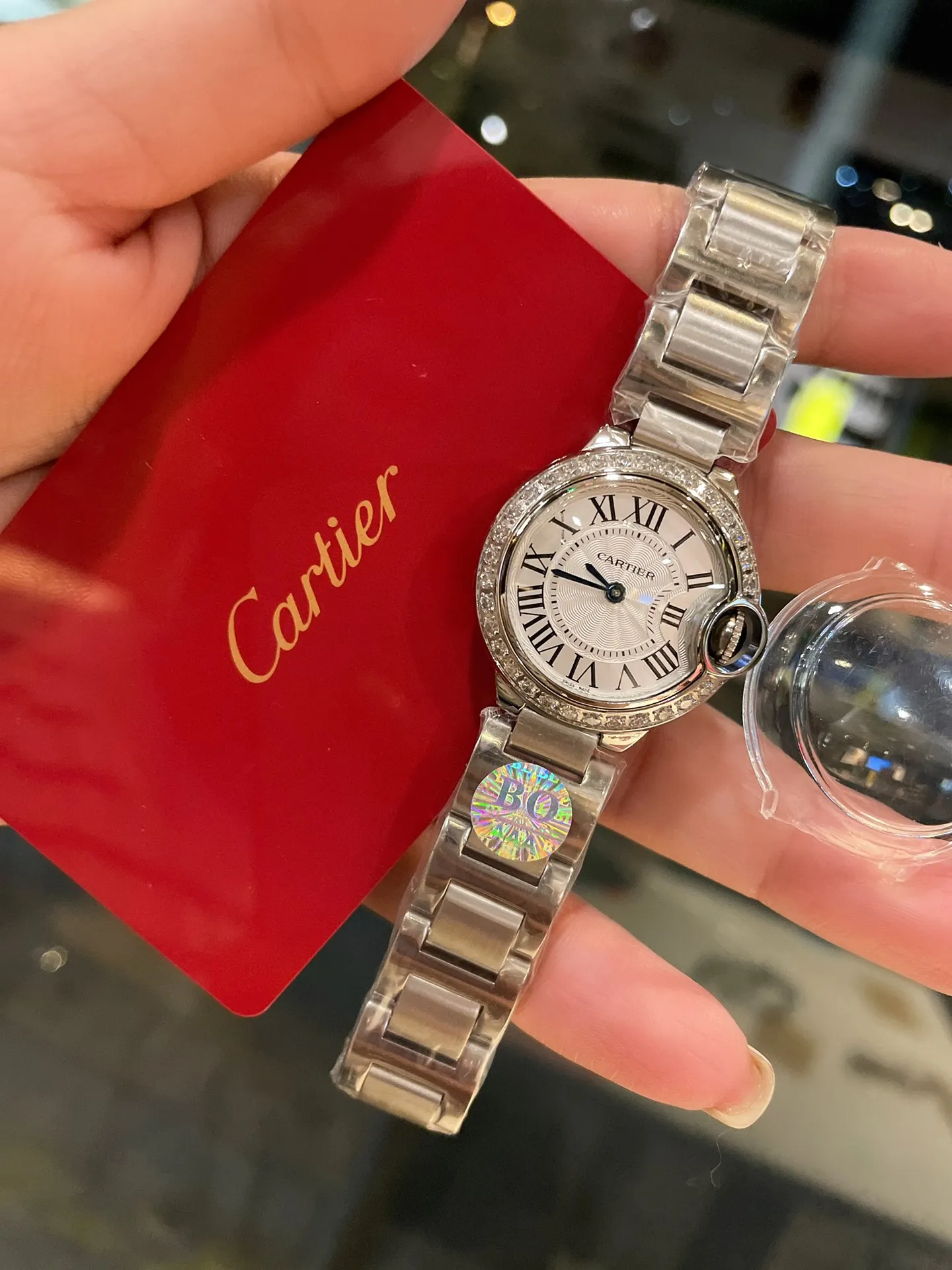 【Foreign trade import】💰1040! Cartier Blue Balloon 28mm pearl shell plate, a big hit‼ ️One of the hottest styles in the world! A classic that can carry the years and never go out of style! ! The movement is quartz. Cartier, the world's top jewelry and watch brand, has produced many classics in its long brand history, such as legendary series of watches such as Santos and Tank. The most popular style of Cartier watches in recent years is undoubtedly the Ballon Bleu. With its ultra-thin body and light texture, the ultra-thin watch interprets the usual elegance of the Blue Balloon watch series to the extreme.