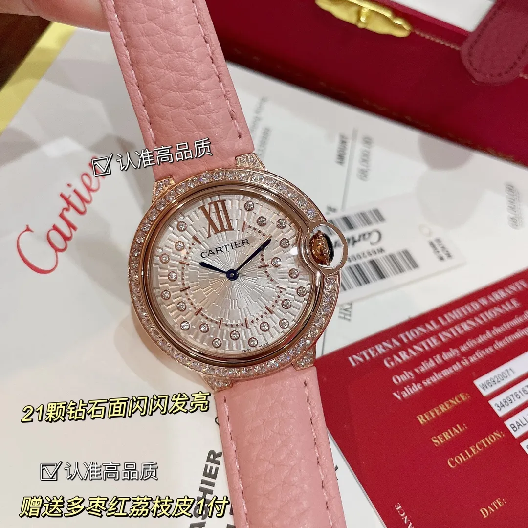 【High-end replica】💰1360! Cartier | The latest model in the Blue Balloon series | If you want to attract attention, go for it (girly pink lychee skin) The healing color is so beautiful ~ ✨The dial is a brand new design, set with 21 brilliant-cut round diamonds, it looks like blooming fireworks from close up and from far away. It is the only watch with a 3D three-dimensional shape on the market. It is highly recognizable and has an integrated arc-shaped touch from top to bottom. It is light and comfortable to wear on the wrist. There are diamonds and gold beads inside the watch. Looking from the side of this watch, the diamonds and gold beads inside are reflected on the convex sapphire glass. Watch it carefully and shake it gently. From multiple angles, it seems like stars are twinkling and dazzling. It feels like you are falling into the vast starry sky, giving people an infinite reverie. The size is 36mm, so look for exclusive high quality!