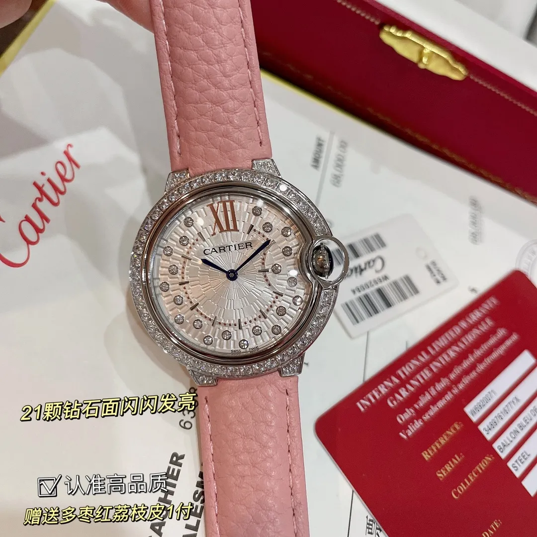 【High-end replica】💰1360! Cartier | The latest model in the Blue Balloon series | If you want to attract attention, go for it (girly pink lychee skin) The healing color is so beautiful ~ ✨The dial is a brand new design, set with 21 brilliant-cut round diamonds, it looks like blooming fireworks from close up and from far away. It is the only watch with a 3D three-dimensional shape on the market. It is highly recognizable and has an integrated arc-shaped touch from top to bottom. It is light and comfortable to wear on the wrist. There are diamonds and gold beads inside the watch. Looking from the side of this watch, the diamonds and gold beads inside are reflected on the convex sapphire glass. Watch it carefully and shake it gently. From multiple angles, it seems like stars are twinkling and dazzling. It feels like you are falling into the vast starry sky, giving people an infinite reverie. The size is 36mm, so look for exclusive high quality!