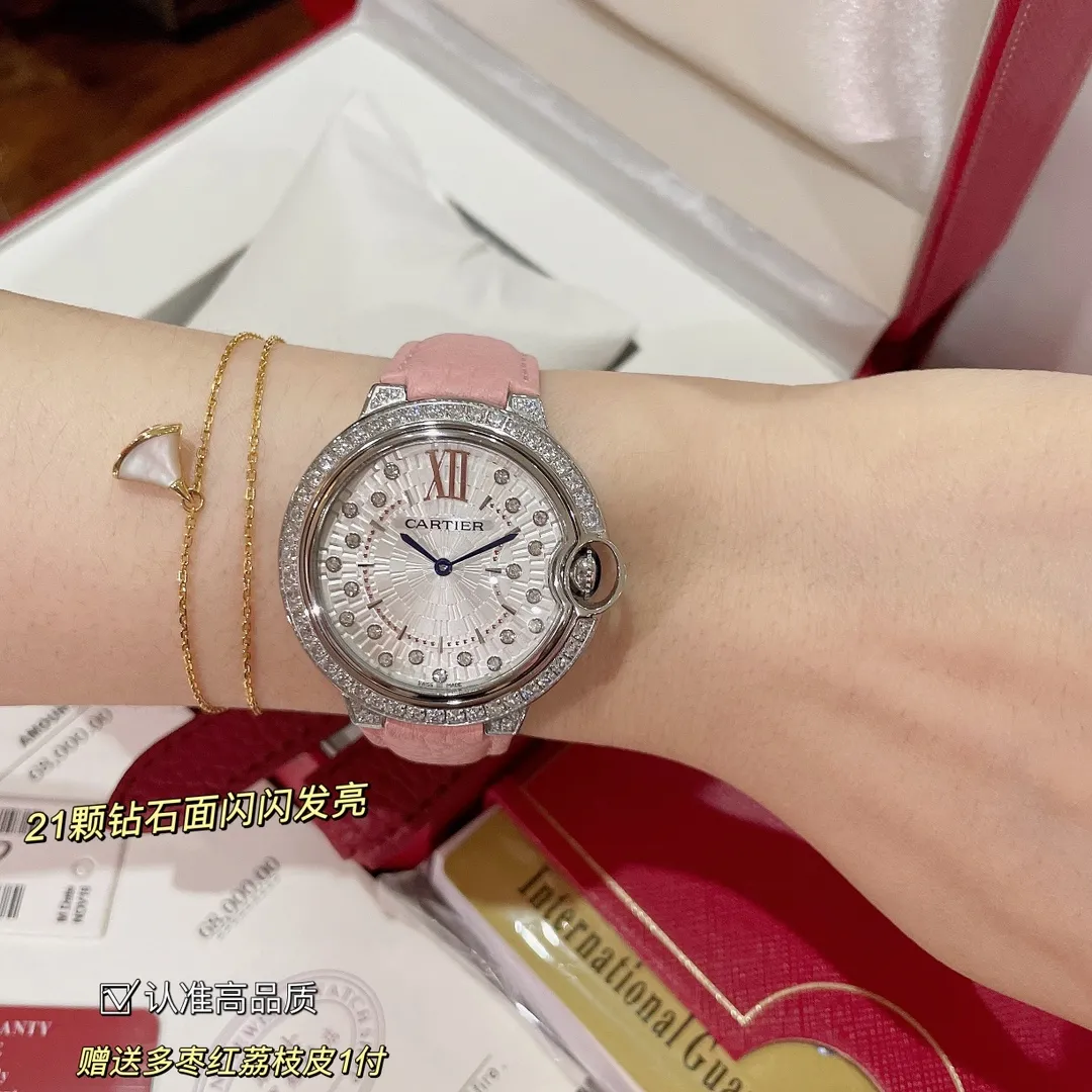【High-end replica】💰1360! Cartier | The latest model in the Blue Balloon series | If you want to attract attention, go for it (girly pink lychee skin) The healing color is so beautiful ~ ✨The dial is a brand new design, set with 21 brilliant-cut round diamonds, it looks like blooming fireworks from close up and from far away. It is the only watch with a 3D three-dimensional shape on the market. It is highly recognizable and has an integrated arc-shaped touch from top to bottom. It is light and comfortable to wear on the wrist. There are diamonds and gold beads inside the watch. Looking from the side of this watch, the diamonds and gold beads inside are reflected on the convex sapphire glass. Watch it carefully and shake it gently. From multiple angles, it seems like stars are twinkling and dazzling. It feels like you are falling into the vast starry sky, giving people an infinite reverie. The size is 36mm, so look for exclusive high quality!